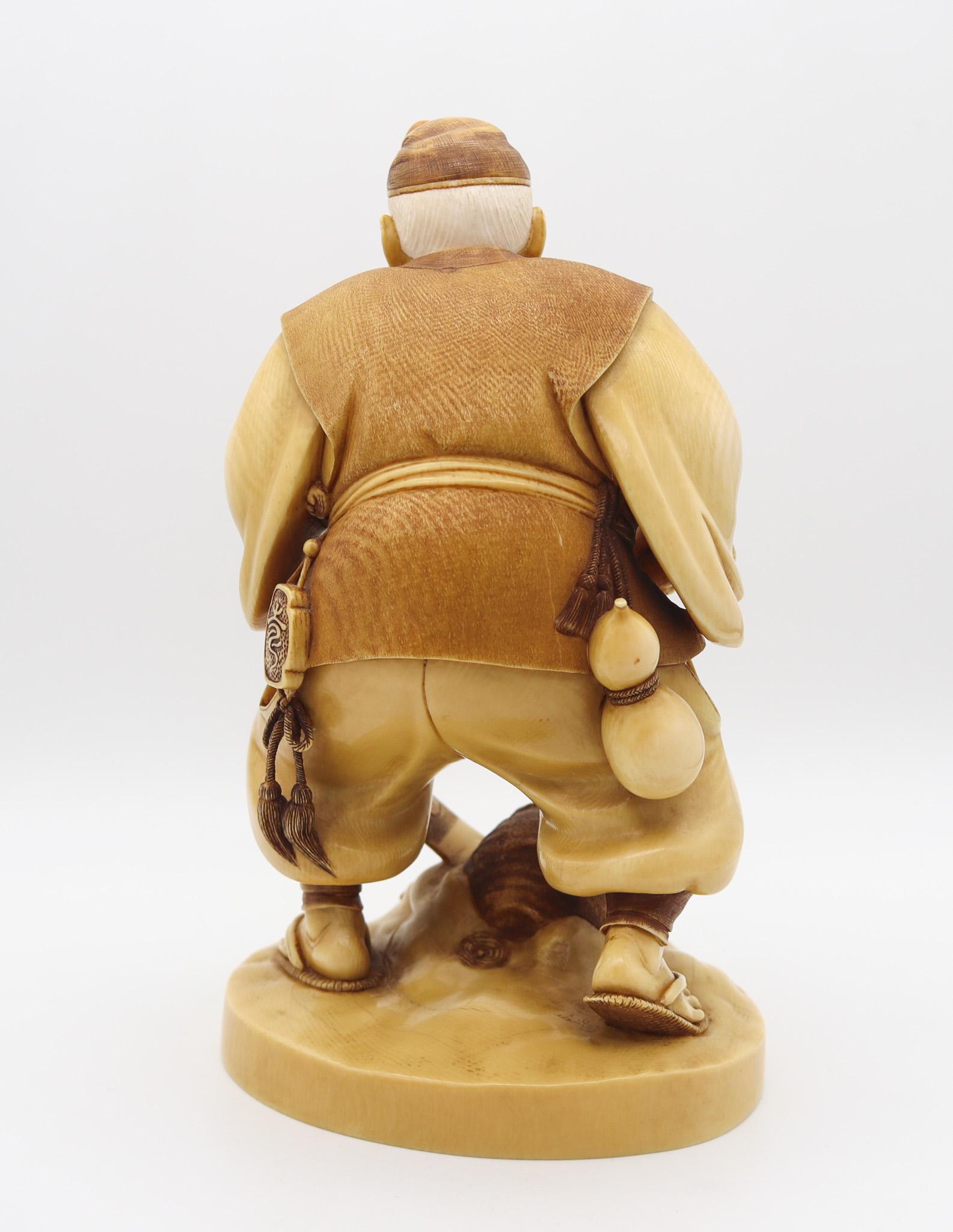 Fin du XIXe siècle Figure sculptée du dieu des Fortunes Daikoku en tant que fermier avec des pièces, Meiji, Japon, 1890 en vente