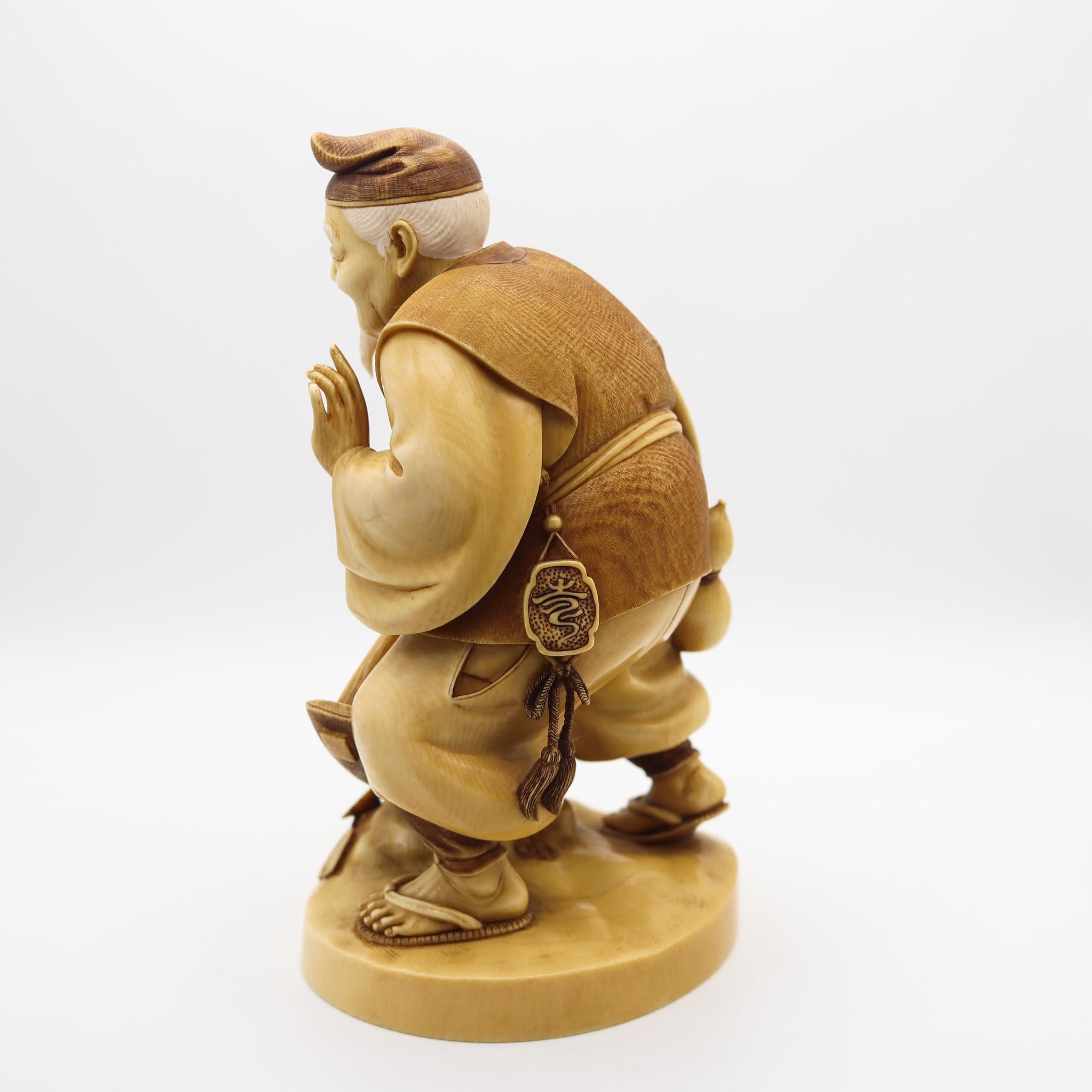 Ivoire Figure sculptée du dieu des Fortunes Daikoku en tant que fermier avec des pièces, Meiji, Japon, 1890 en vente