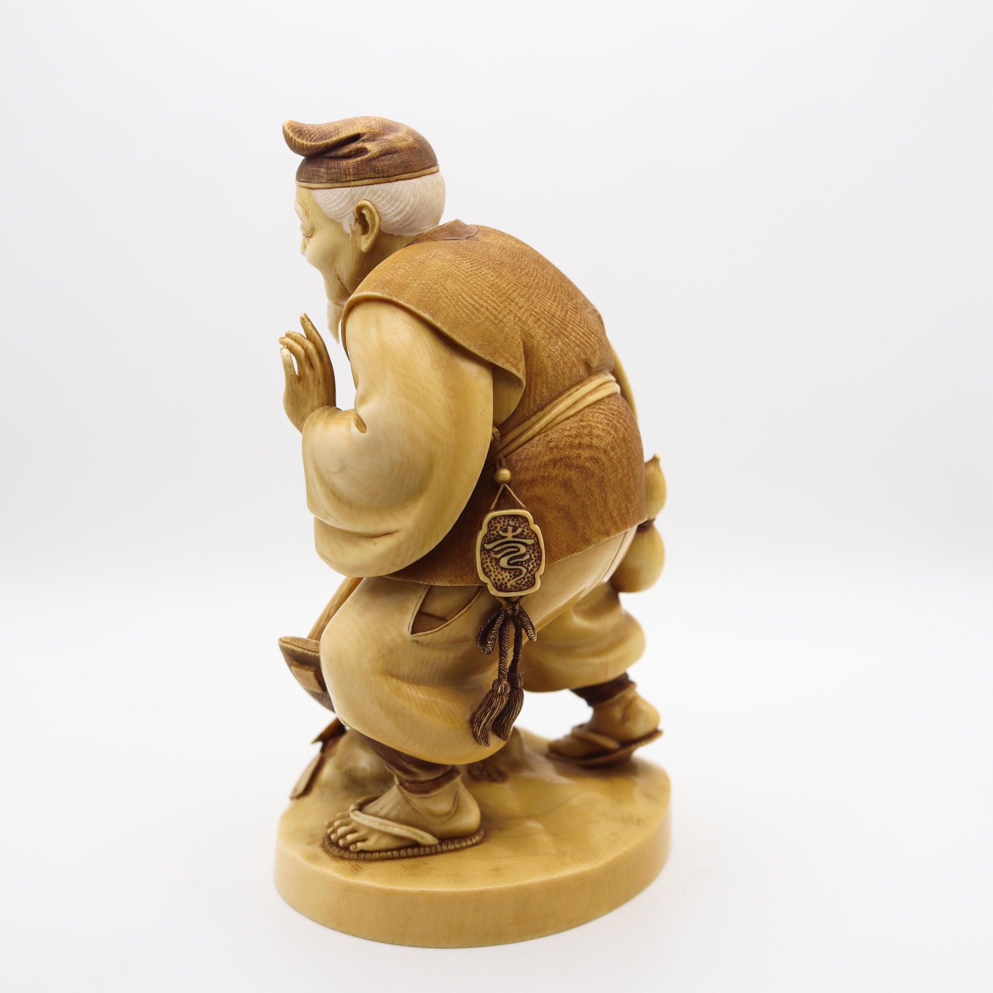 JAPAN 1890 Meiji Geschnitzte Figur des Glücksgottes Daikoku als Bauer mit Münzen (Gold) im Angebot