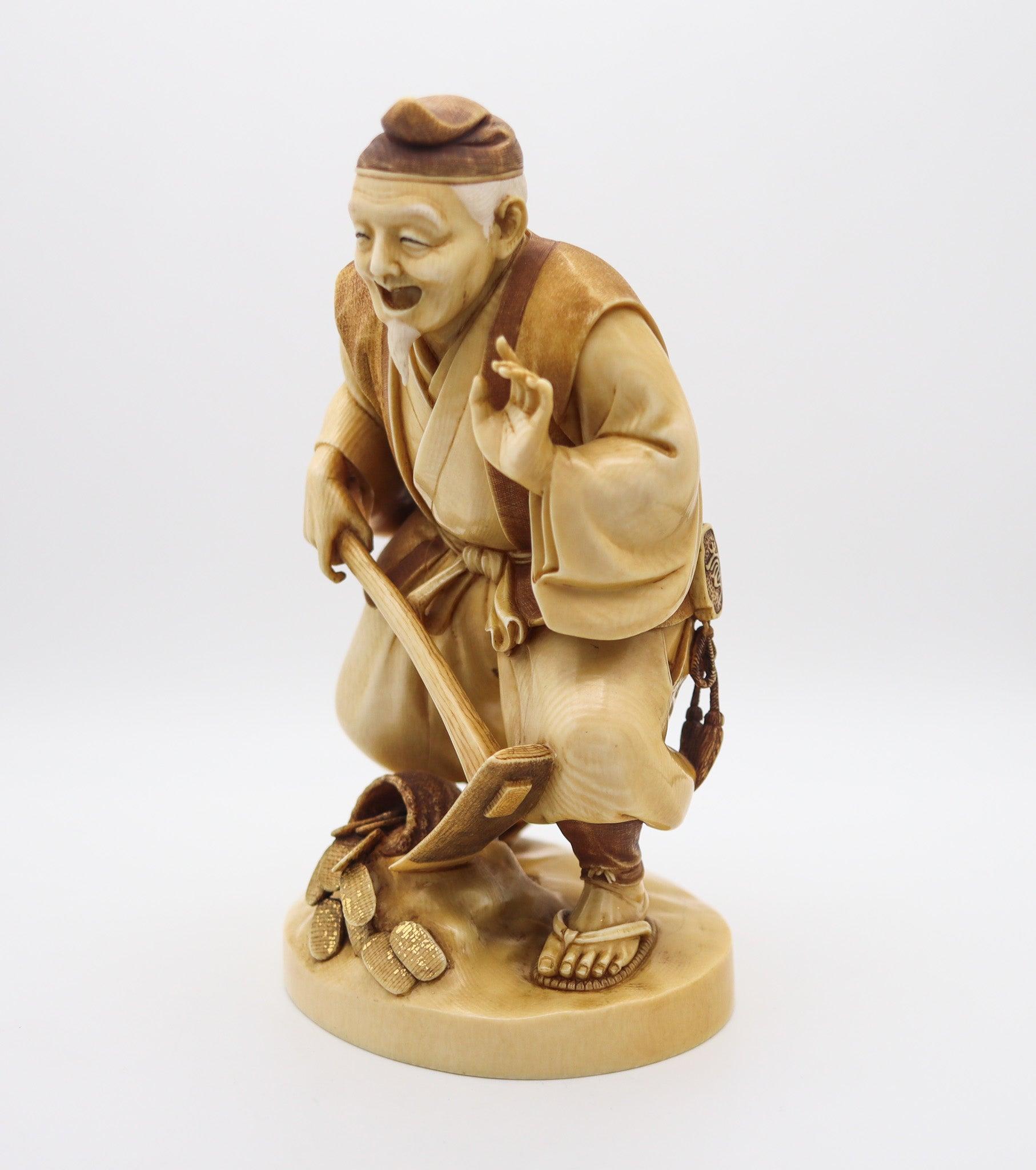 JAPAN 1890 Meiji Geschnitzte Figur des Glücksgottes Daikoku als Bauer mit Münzen im Angebot 1