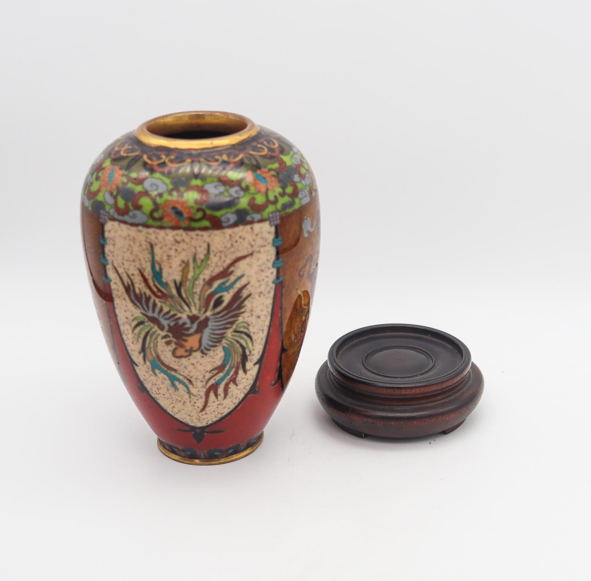 Japanische Vase aus der Meiji-Periode (1868-1912).

Schöne antike dekorative Vase, hergestellt in Japan während der Meiji-Periode (1868-1912), ca. 1890er Jahre. Sie wurde sorgfältig aus massiver Bronze mit Kupferdrähten gefertigt und mit