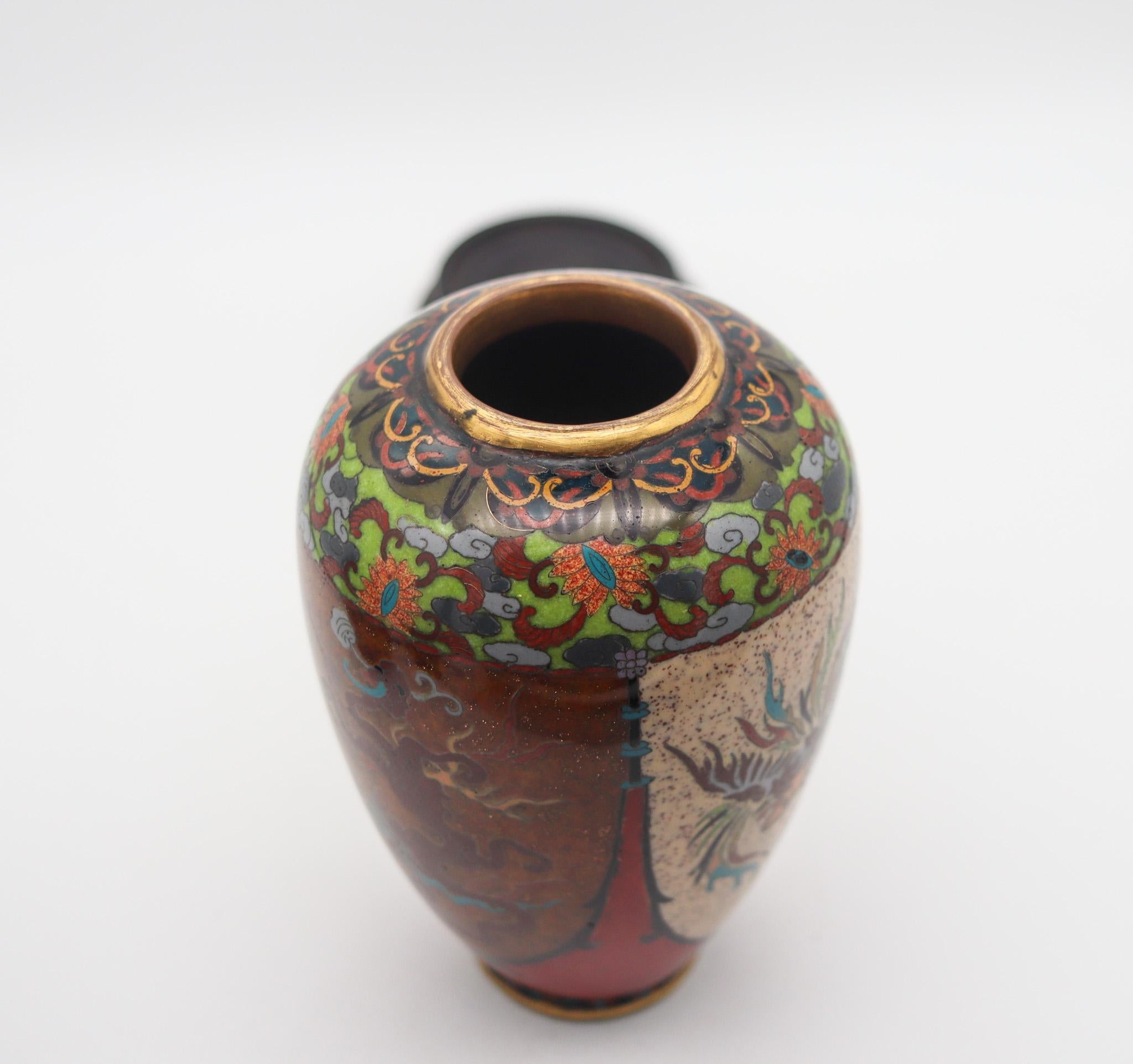 Japan 1890 Meiji-Periode Dekorative Vase in Cloisonné-Email mit Holzsockel (Bronziert) im Angebot
