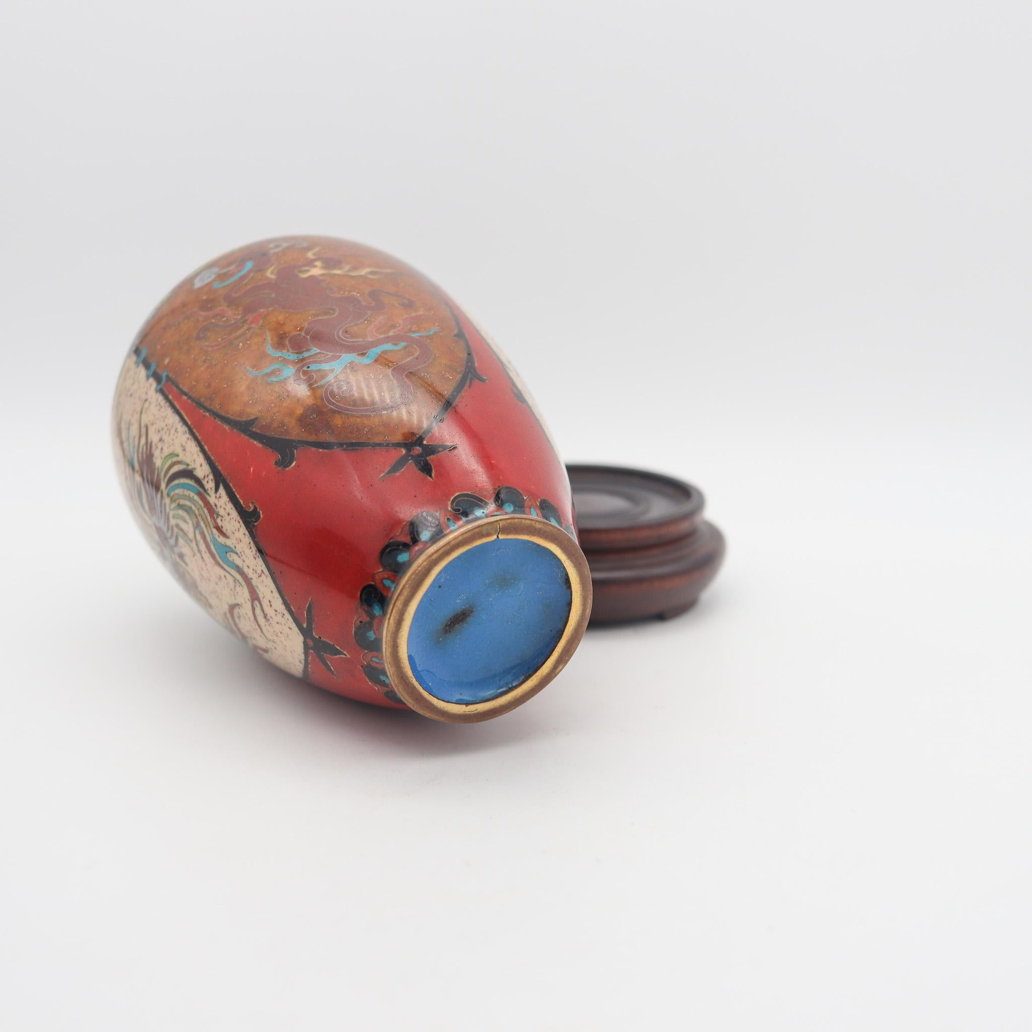 Japan 1890 Meiji-Periode Dekorative Vase in Cloisonné-Email mit Holzsockel im Zustand „Hervorragend“ im Angebot in Miami, FL