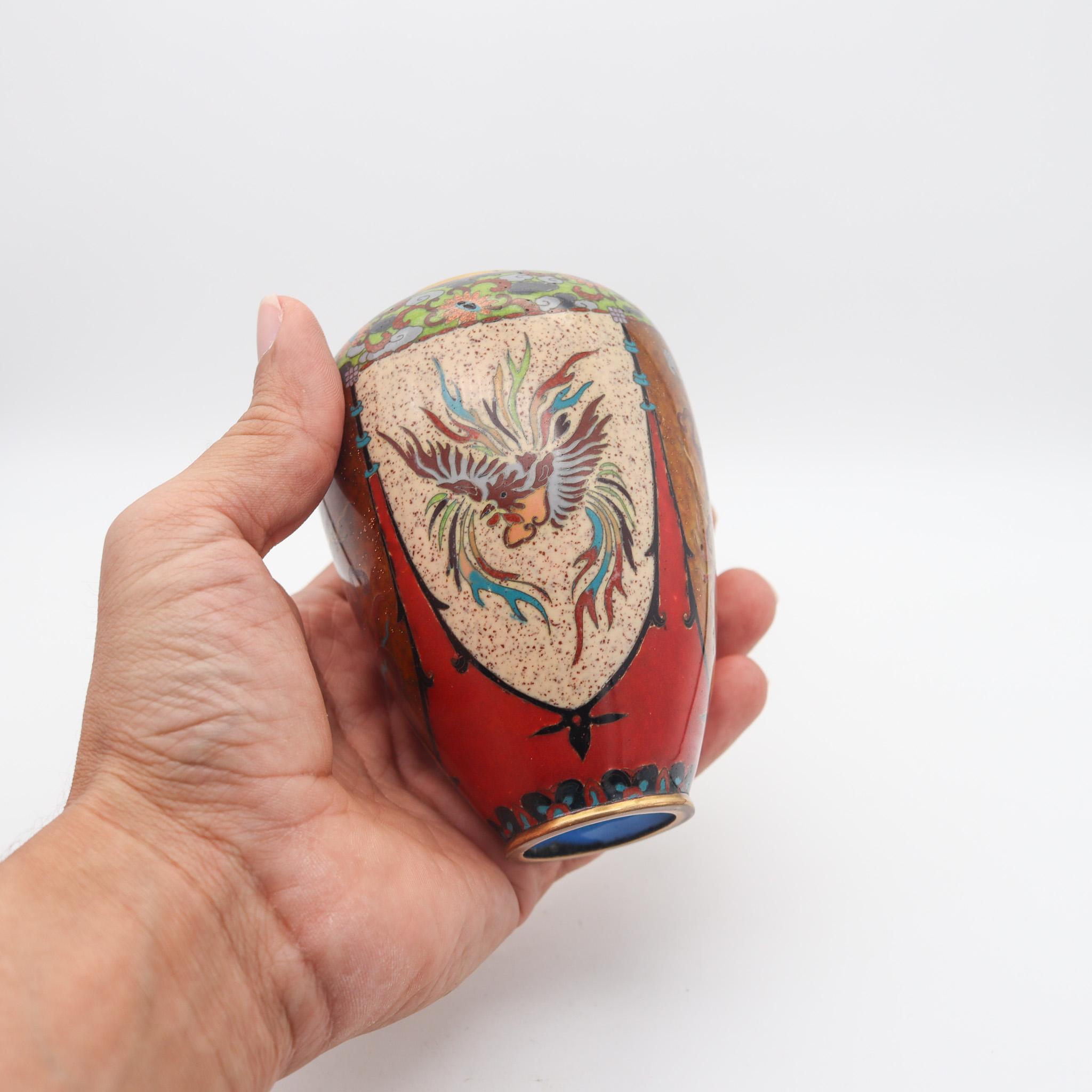Japan 1890 Meiji-Periode Dekorative Vase in Cloisonné-Email mit Holzsockel (Spätes 19. Jahrhundert) im Angebot