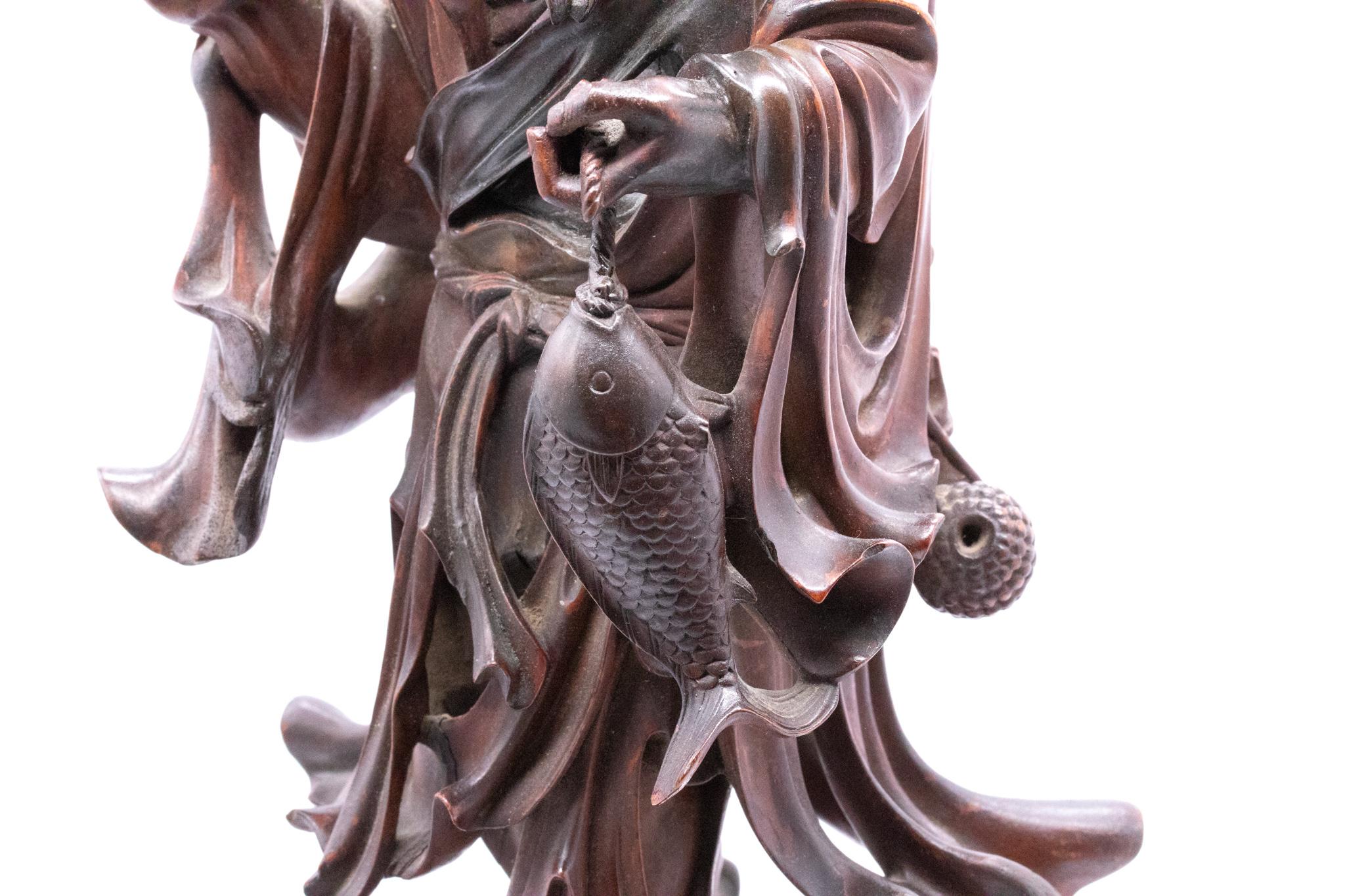 Sculpté à la main Japon 1890 Période Meiji Sculpture Ebisu en bois Sculpture d'un vieux pêcheur en vente