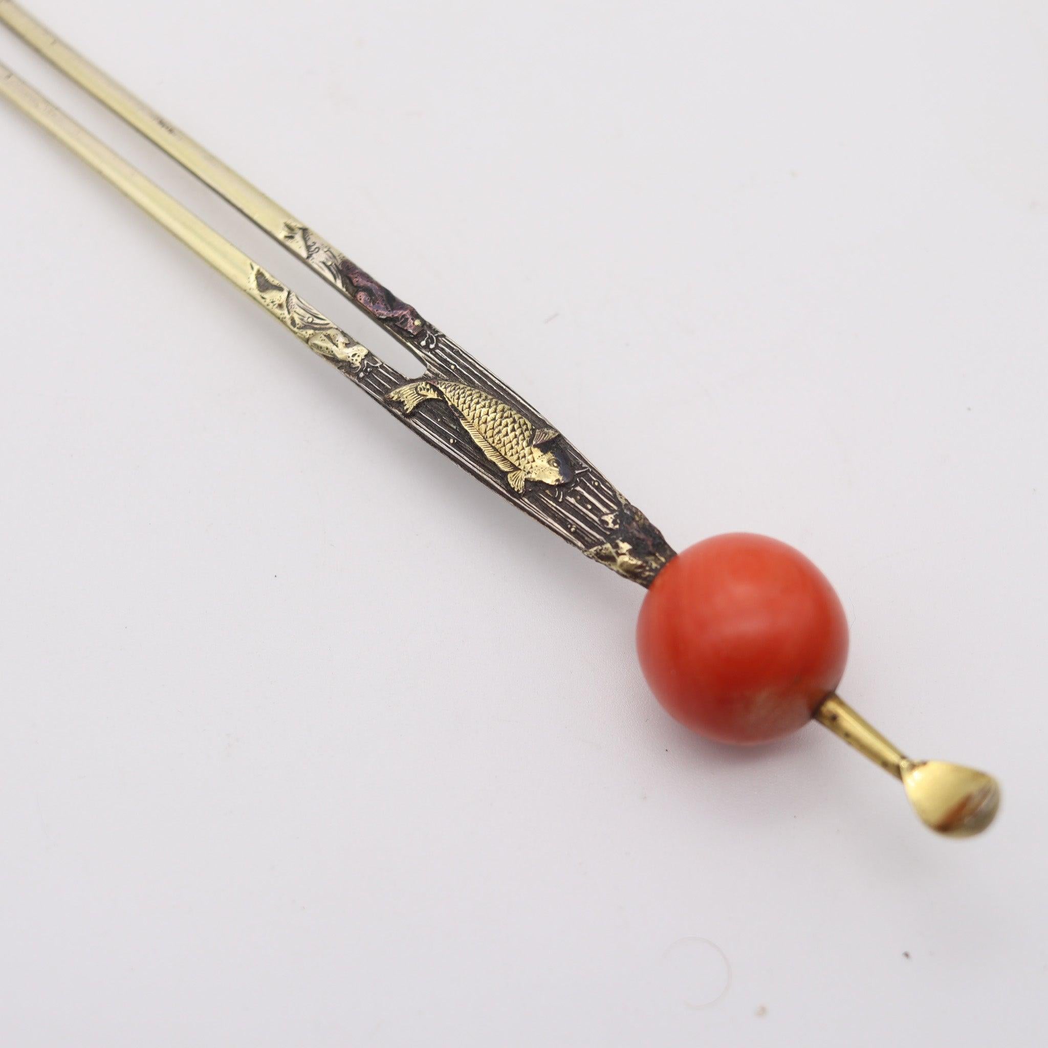 Japonais Stick à cheveux Kanzashi d'époque Meiji en argent doré avec corail rouge, 1890 en vente