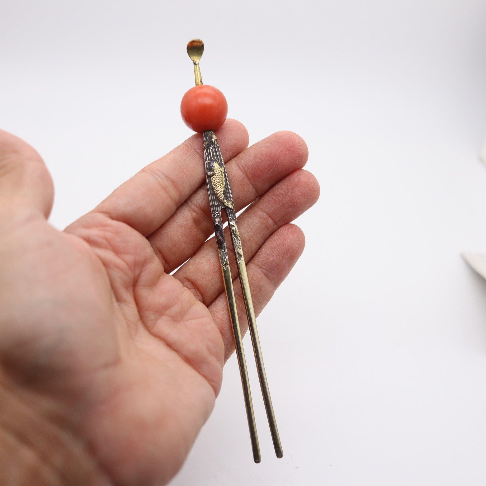 Fait main Stick à cheveux Kanzashi d'époque Meiji en argent doré avec corail rouge, 1890 en vente