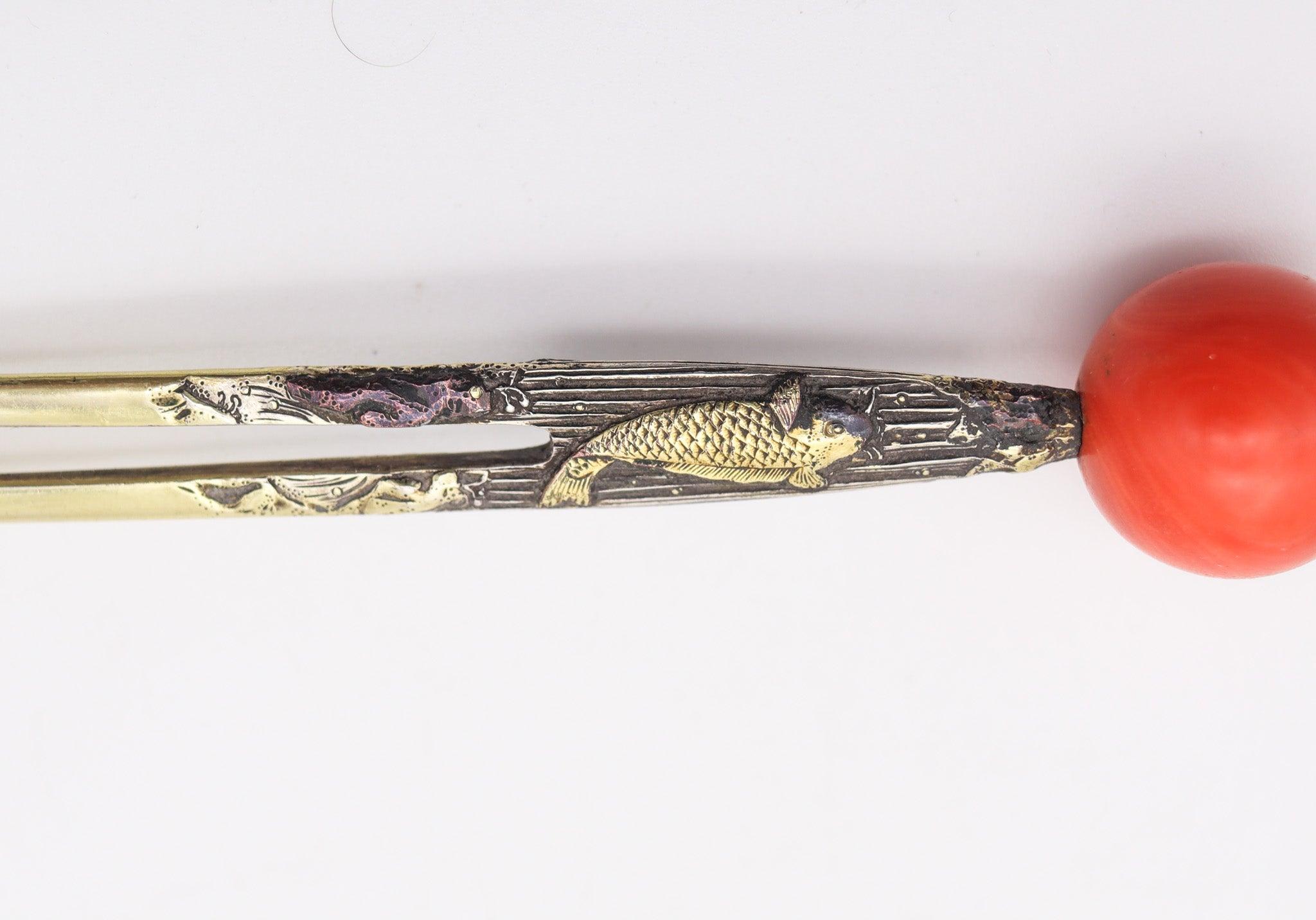 Stick à cheveux Kanzashi d'époque Meiji en argent doré avec corail rouge, 1890 Excellent état - En vente à Miami, FL