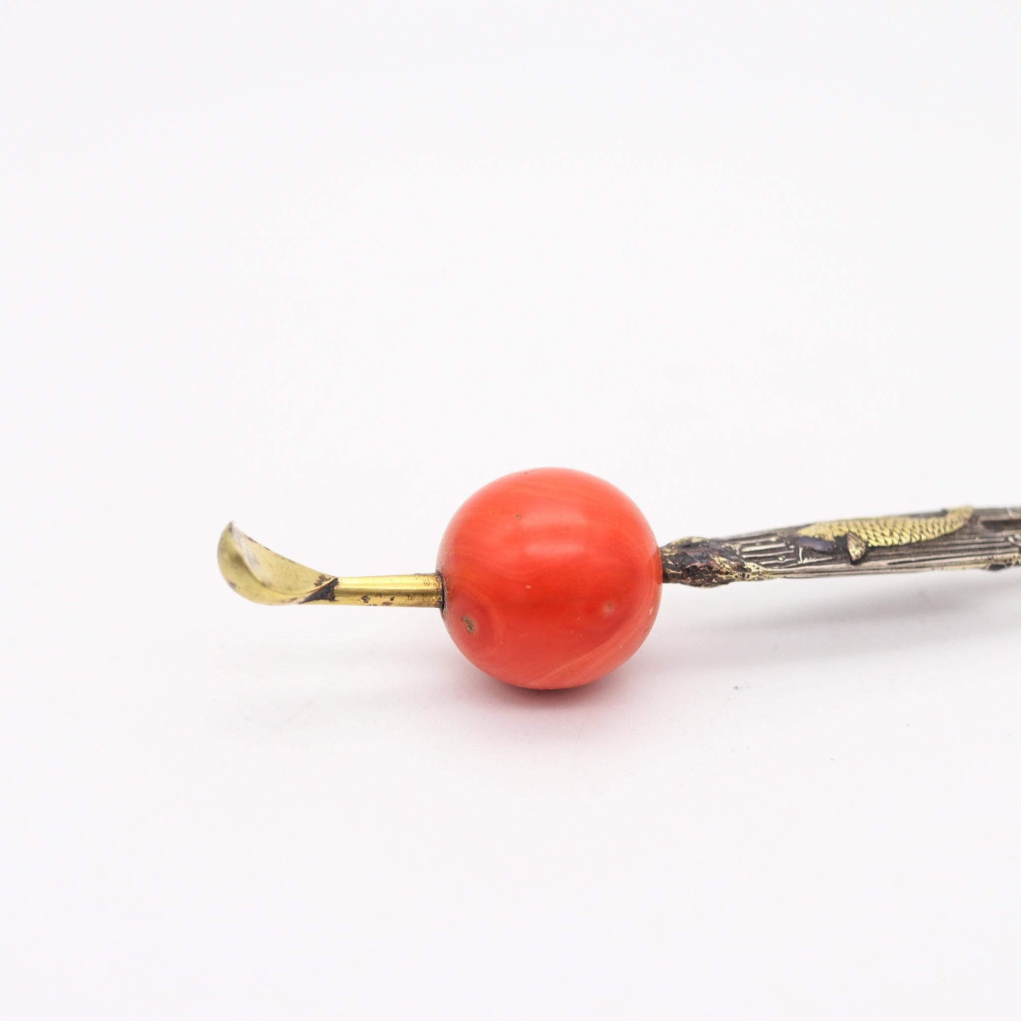 Fin du XIXe siècle Stick à cheveux Kanzashi d'époque Meiji en argent doré avec corail rouge, 1890 en vente