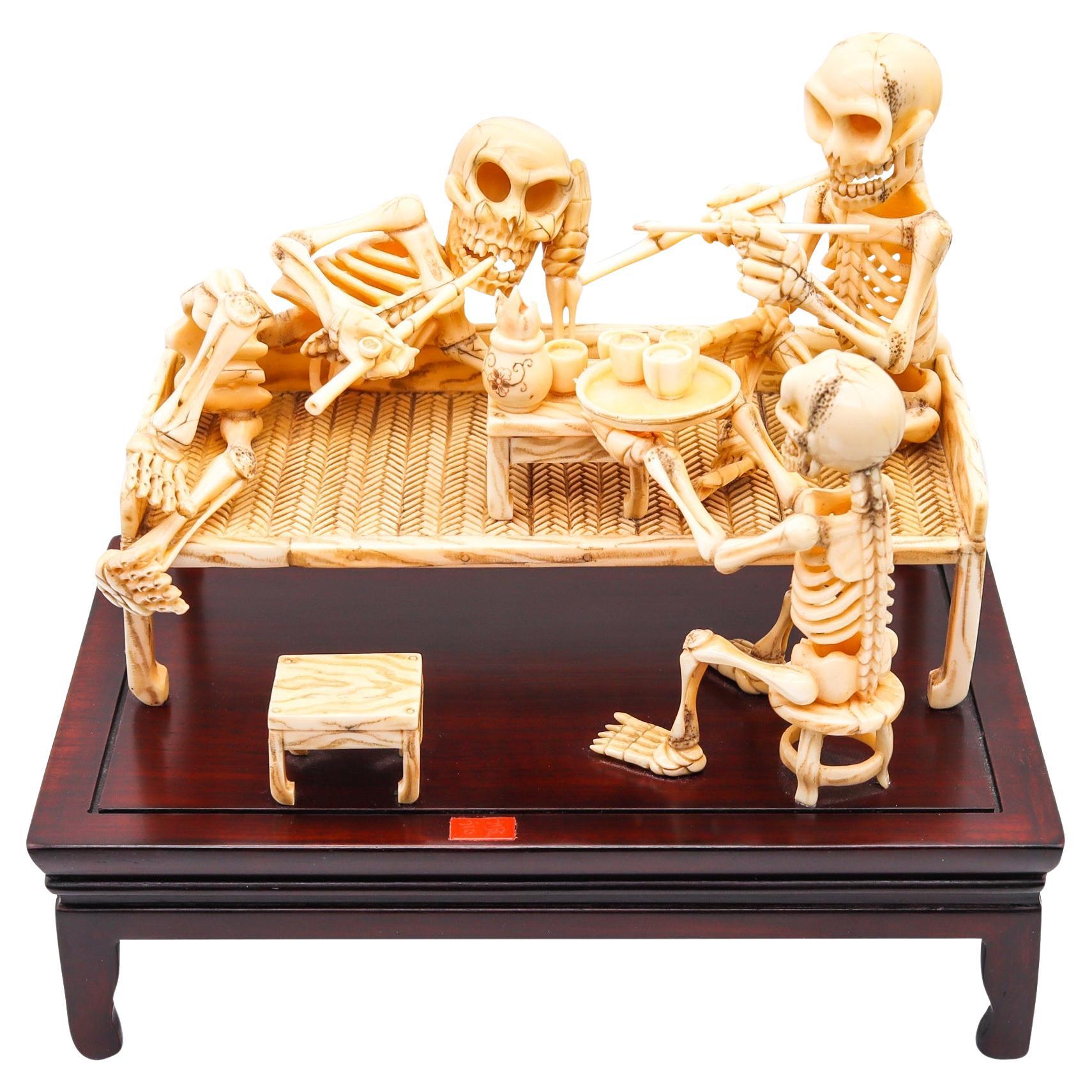 Japanische Okimono-Skulptur einer Gruppe von Skeletten aus der Meiji-Periode 1890, Rauchen