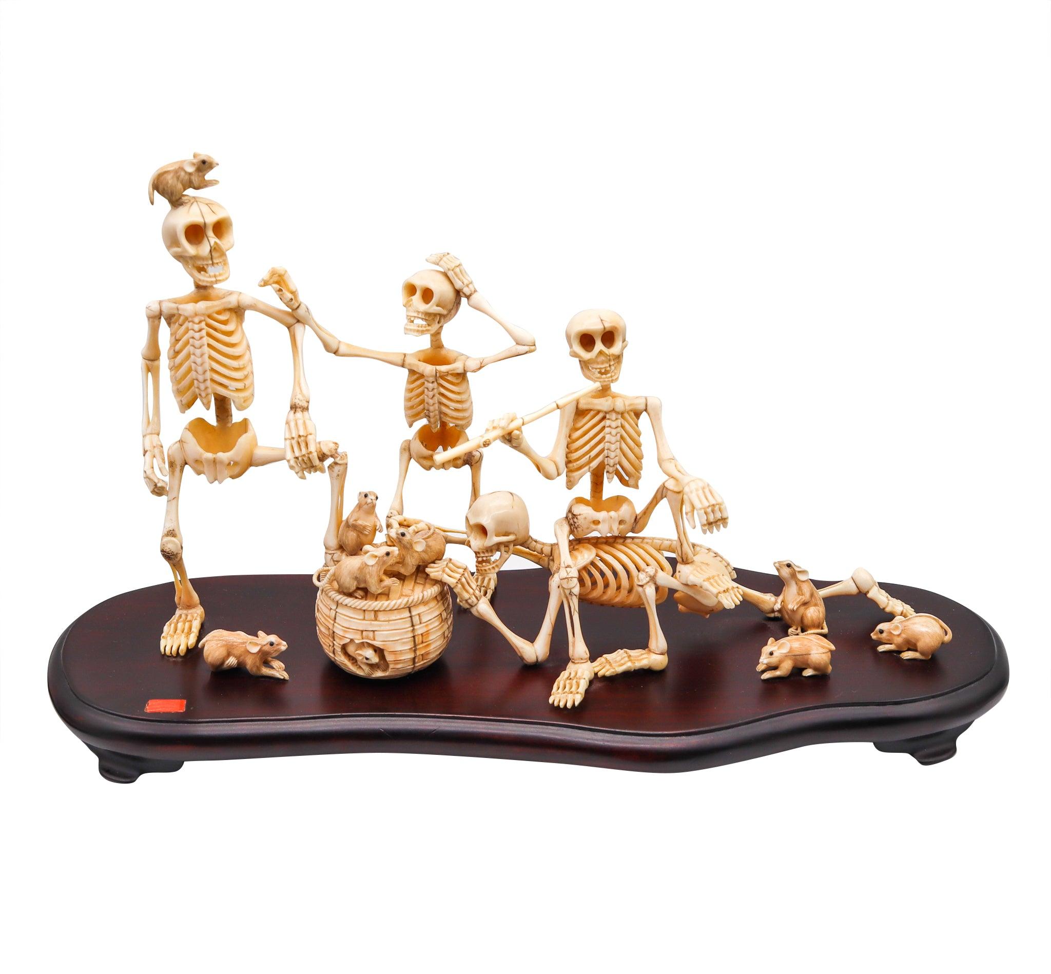 Japanische Okimono-Skulptur aus der Meiji-Periode 1890 mit einer Gruppe von Skeletten, die spielen