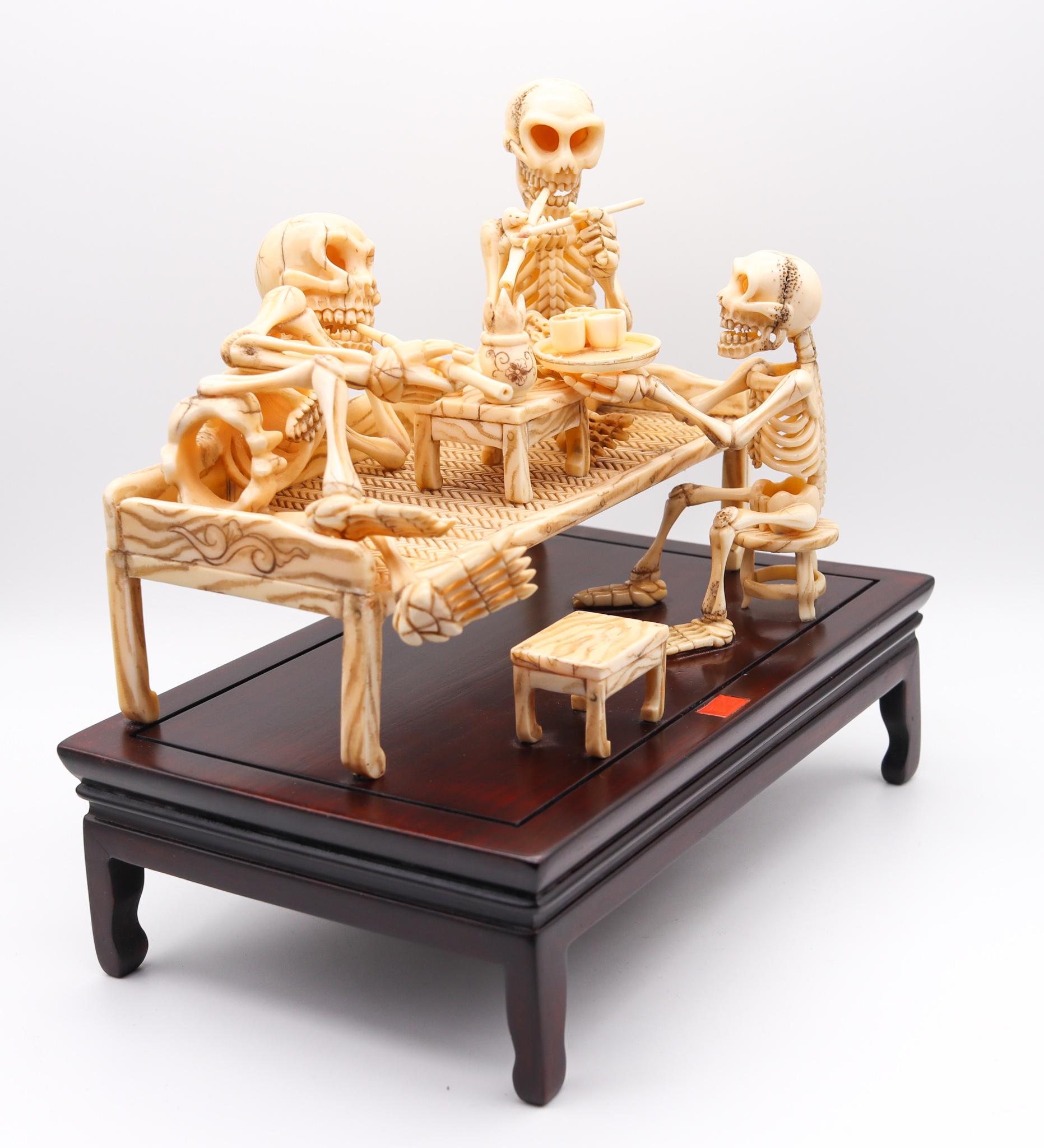 Japan, signierte Okimono-Skulptur einer Gruppe von Skeletts, Smoking, Meiji-Periode, 1890 (Holz) im Angebot