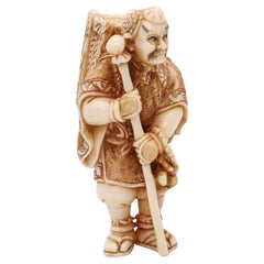 JAPÓN 1890 Meiji Netsuke policromado de un Yamabushi tallado en marfil