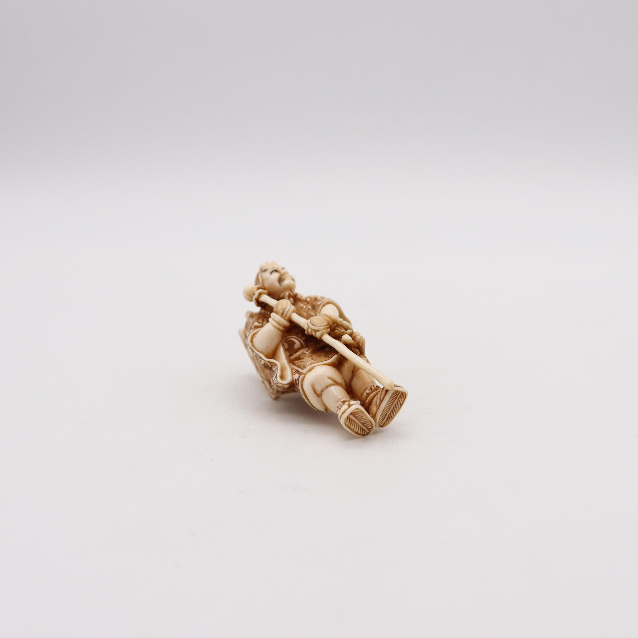 Japanische Meiji-Skulptur Polychromat Netsuke eines Yamabushi aus Japan, 1890 (Handgeschnitzt) im Angebot