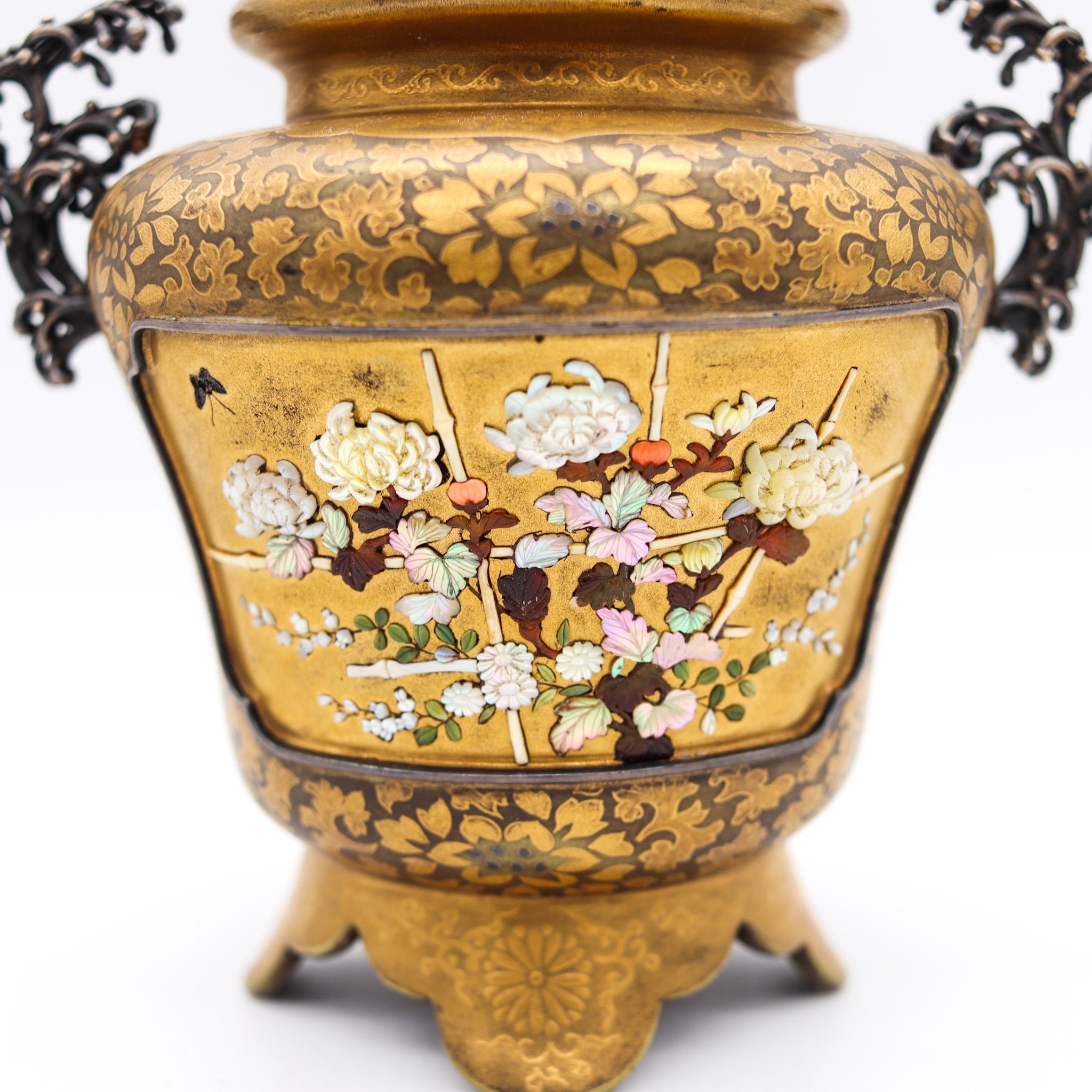 Shibayama urm aus der Meiji-Zeit (1858-1912) in Japan.

Wunderschönes Kunstwerk, geschaffen im kaiserlichen Japan während der Meiji-Zeit, ca. 1890. Diese kleine Urne mit Deckel ist aus vergoldetem Holz, Shibayama-Platten und Sterlingsilber
