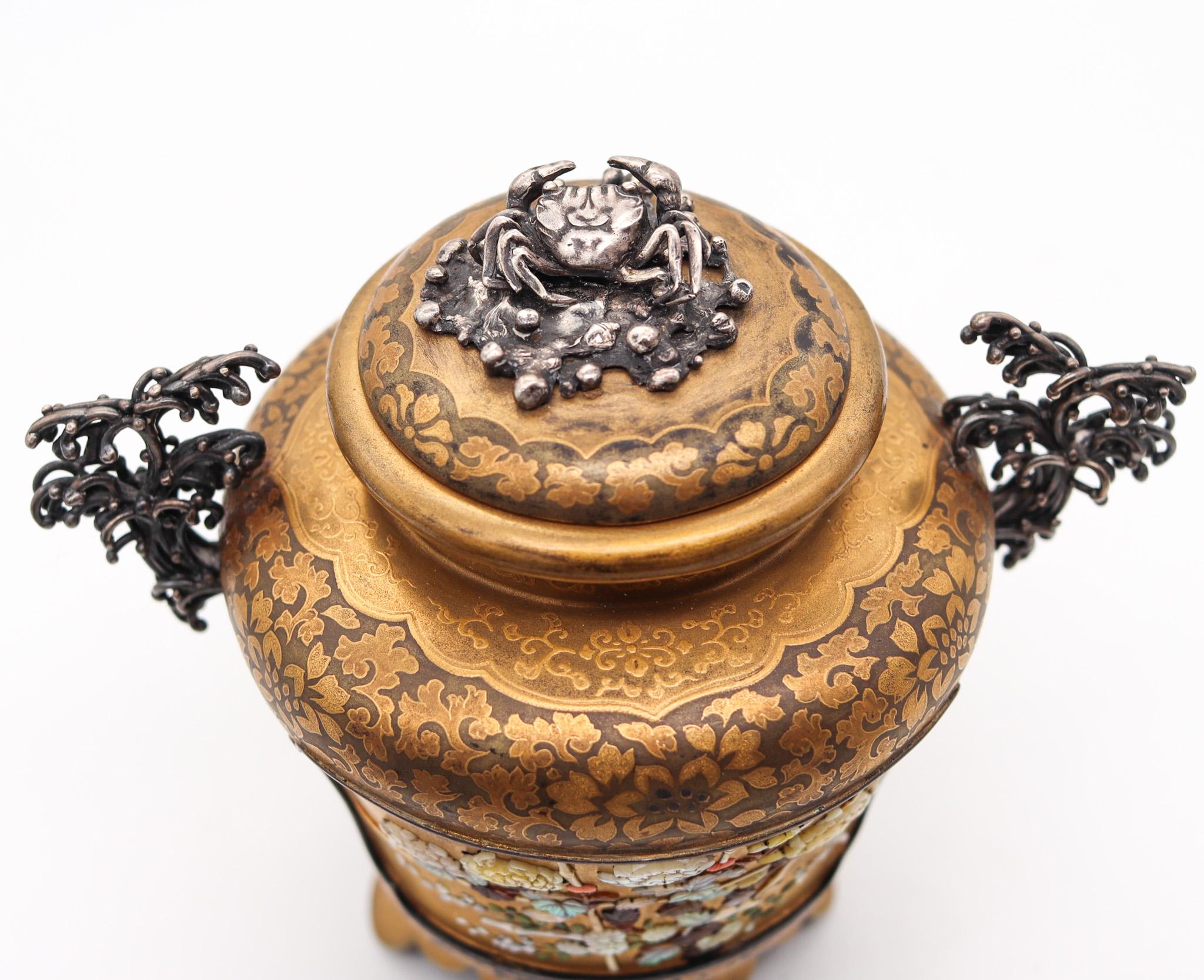 Fait main Urne ronde Meiji Shibayama en bois doré et argent sterling du Japon, 1890 en vente
