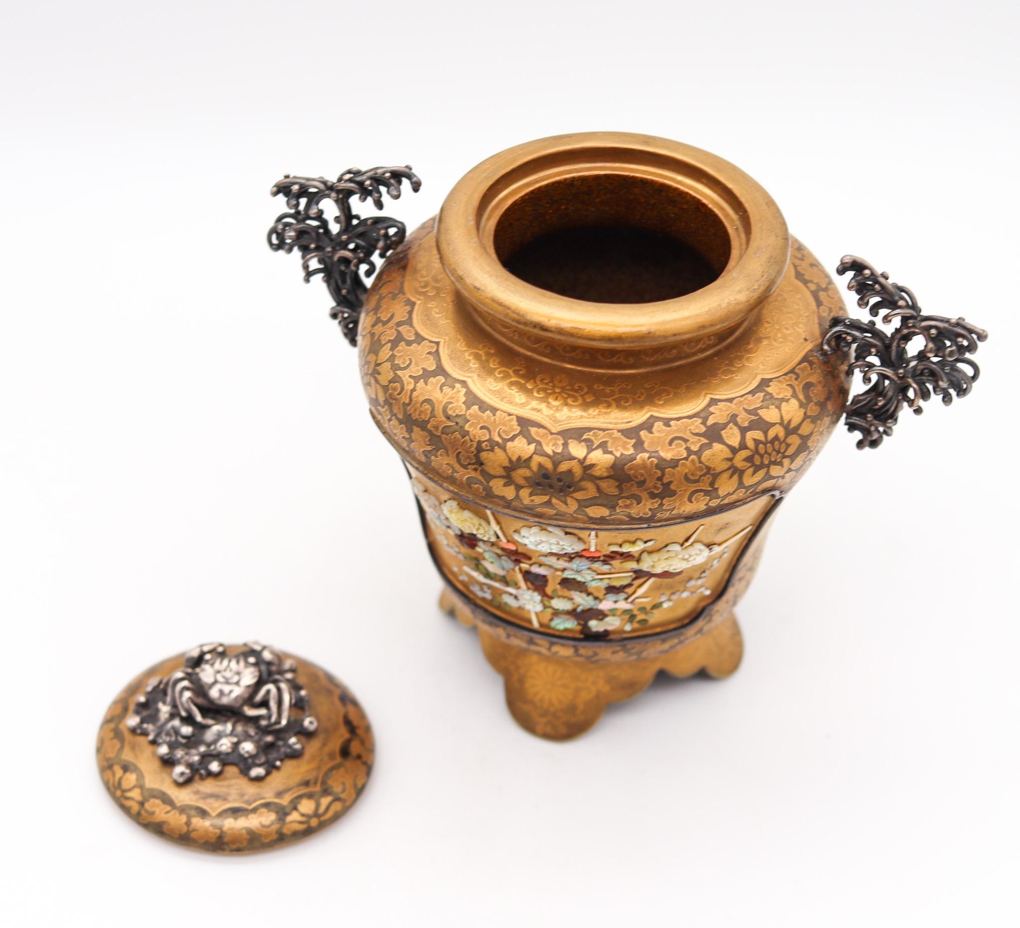 Japan 1890 Meiji Shibayama, runde Urne aus vergoldetem Holz und Sterlingsilber, Japan im Zustand „Hervorragend“ im Angebot in Miami, FL