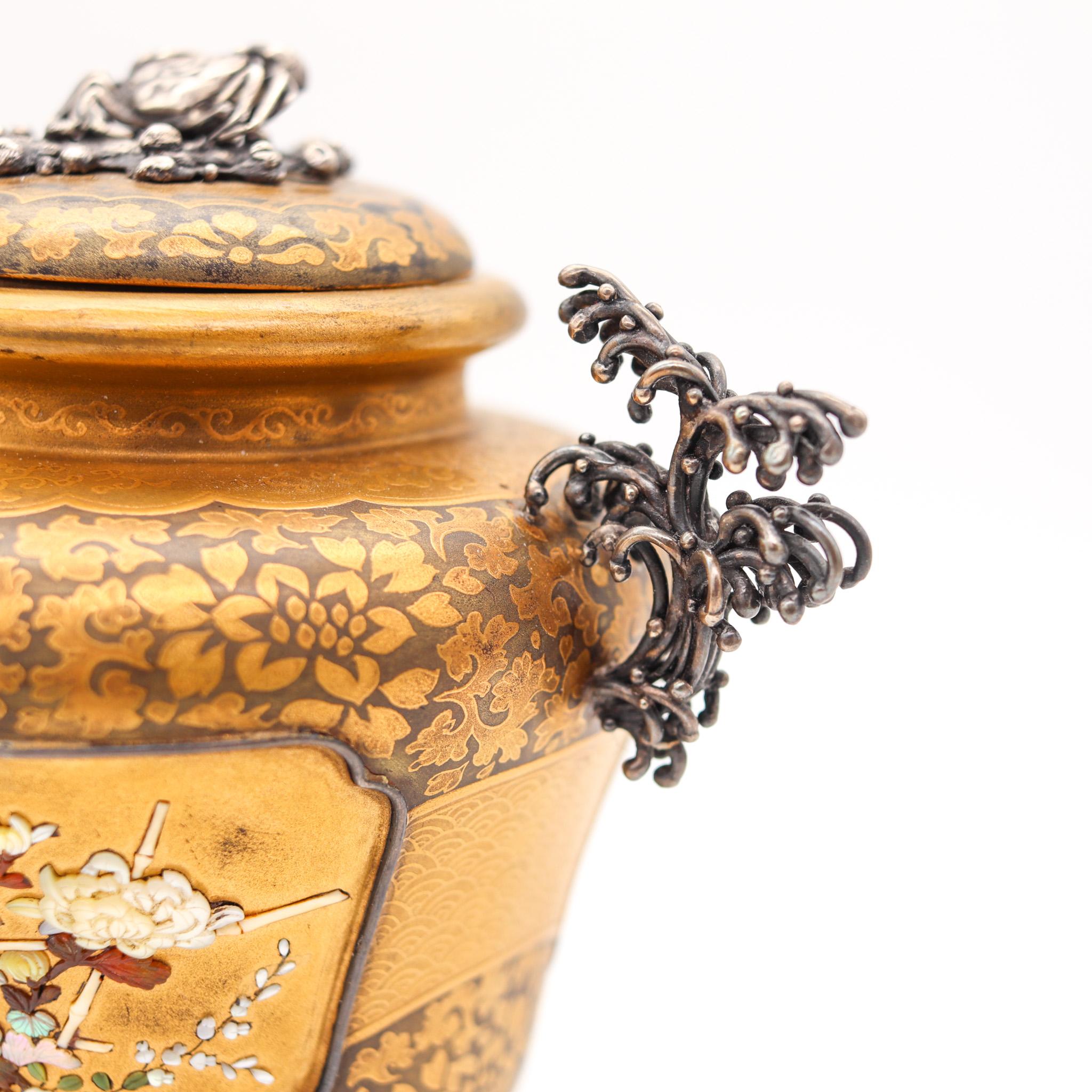 Japan 1890 Meiji Shibayama, runde Urne aus vergoldetem Holz und Sterlingsilber, Japan (Gold) im Angebot