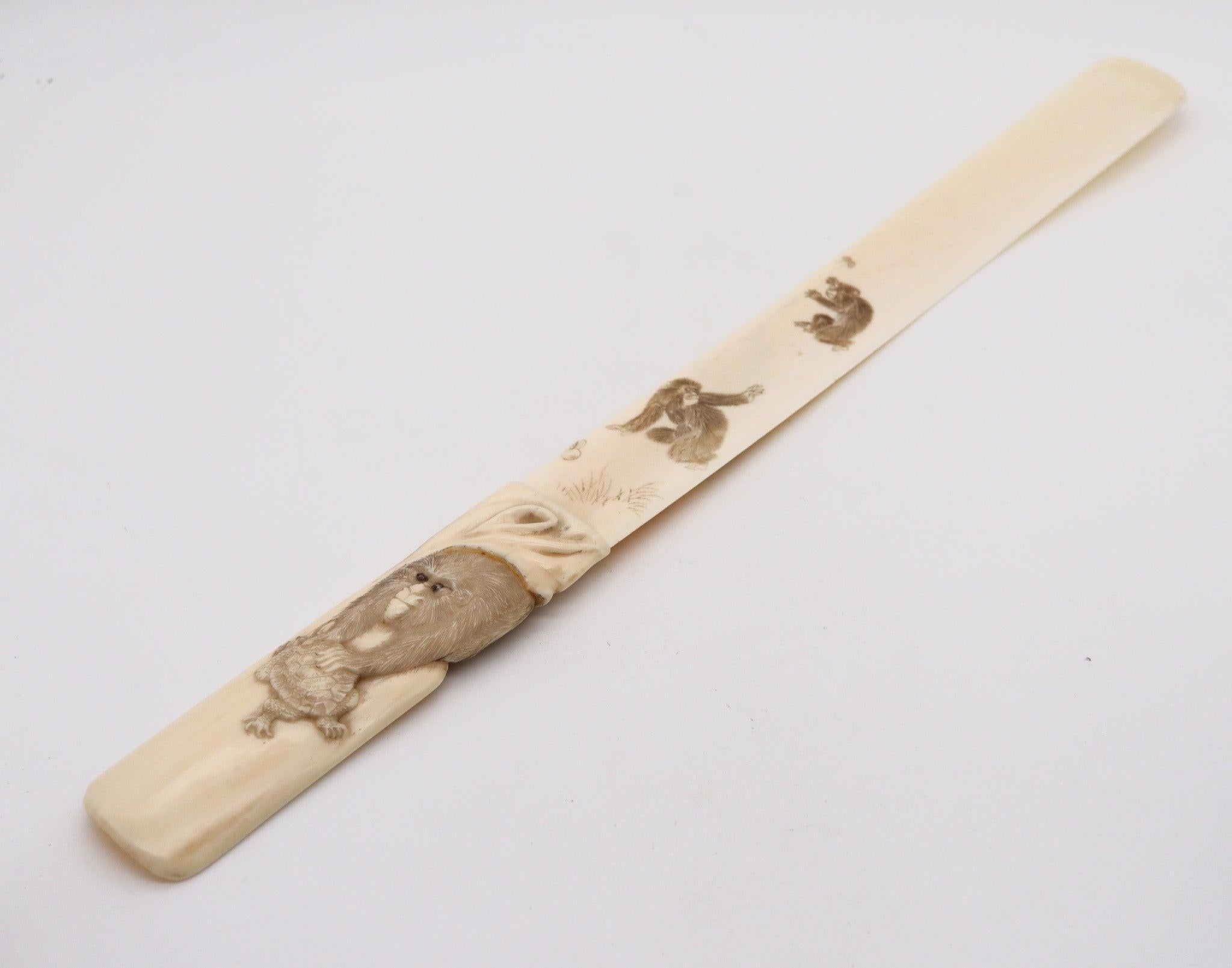 Ouvre-lettres japonais de la période Meiji.

Un coupe-papier exceptionnel, créé sous le Japon impérial de la période Meiji, en 1900. Le coupe-papier a été soigneusement sculpté dans l'ivoire et représente en haut-relief des singes et une tortue.