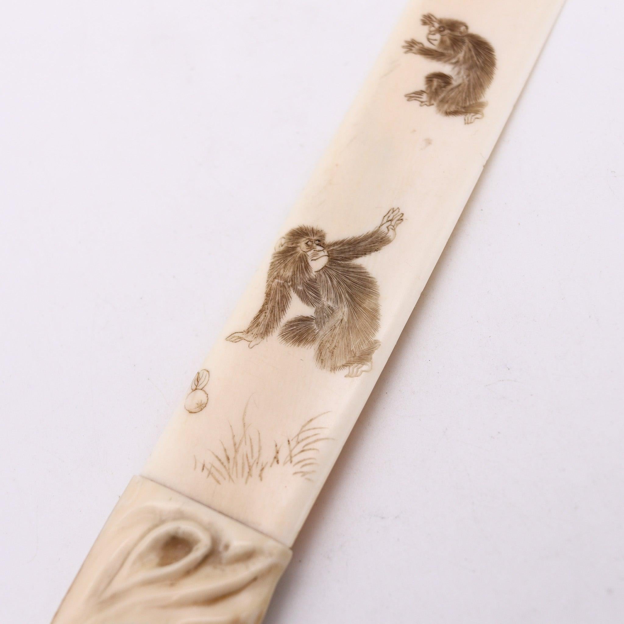 Sculpté à la main Coupe-papier sculpté Meiji avec singes sculptés japonais, 1900 en vente