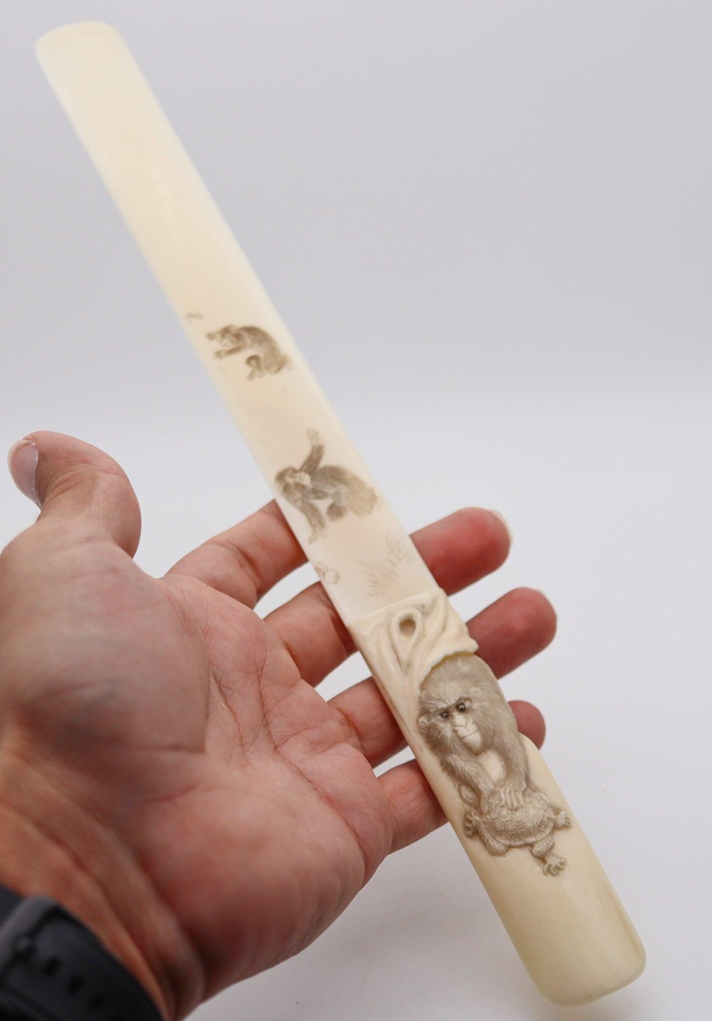 Feuille d'or Coupe-papier sculpté Meiji avec singes sculptés japonais, 1900 en vente