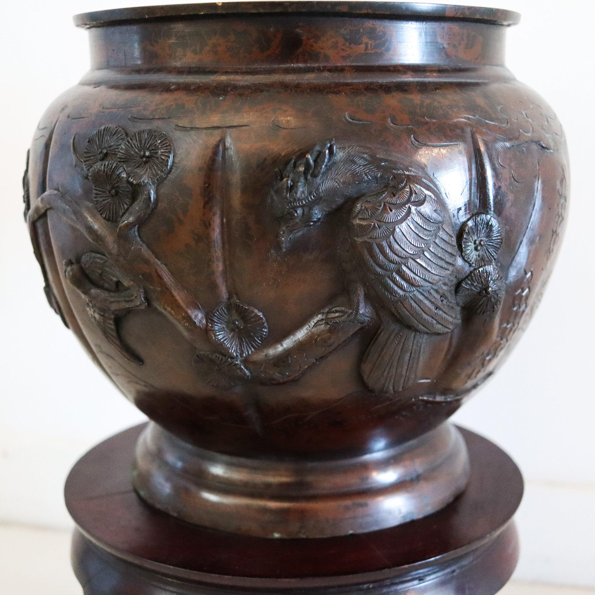 Grand vase-potager du Japon impérial.

Il s'agit d'une magnifique pièce d'art décoratif japonais, créée au Japon pendant la période impériale Meiji, vers 1900. Ce vase surdimensionné, qui peut être utilisé comme jardinière, a été réalisé en bronze