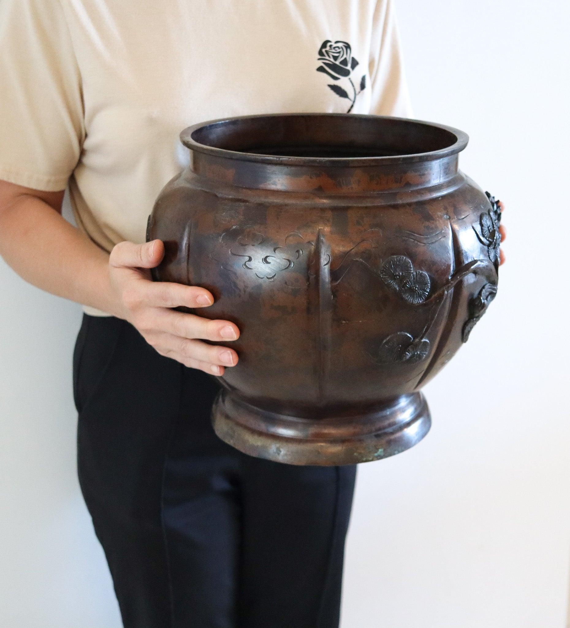 Japonais Vase jardinière en bronze de la période Meiji 1900 avec base en bois sculpté en vente