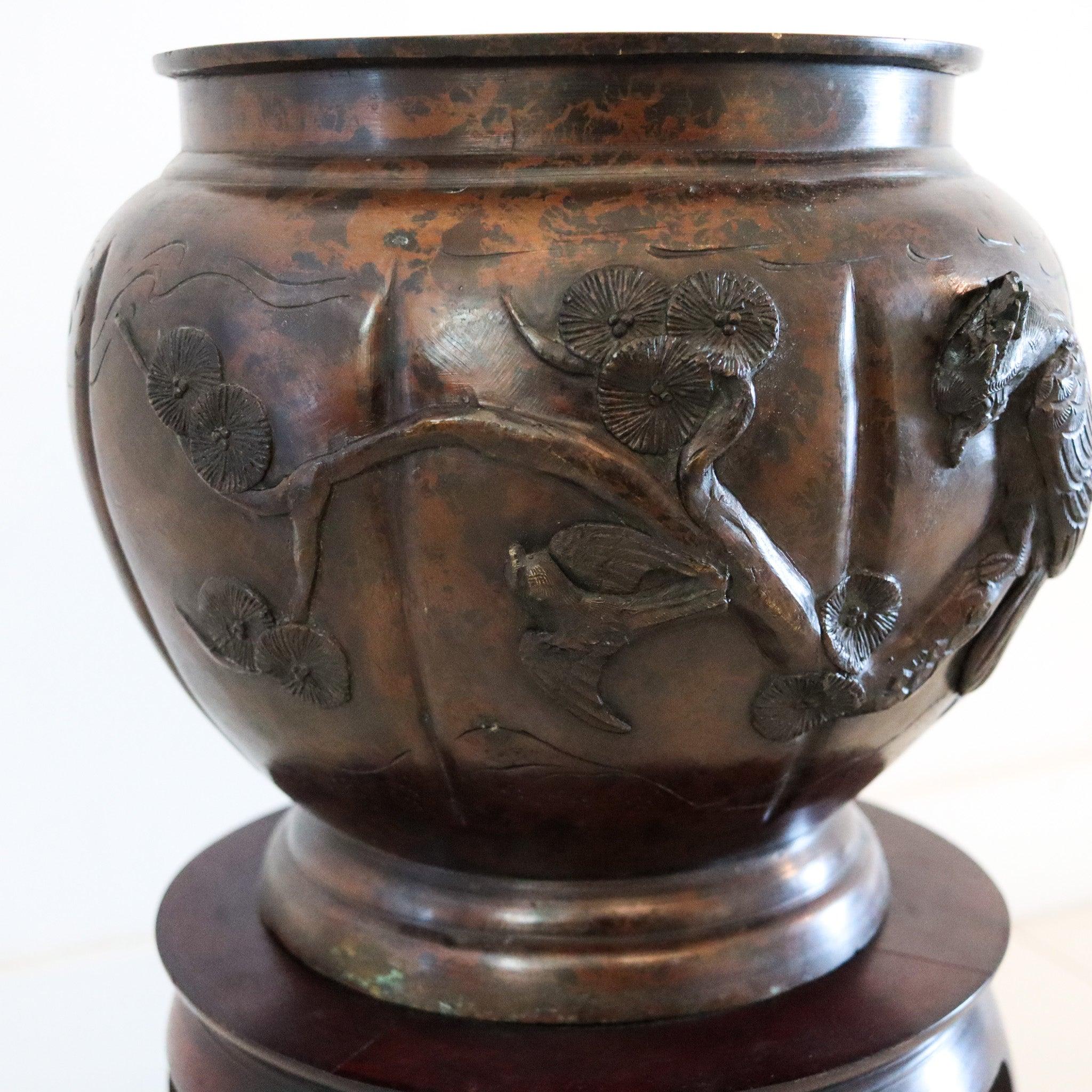 Sculpté Vase jardinière en bronze de la période Meiji 1900 avec base en bois sculpté en vente