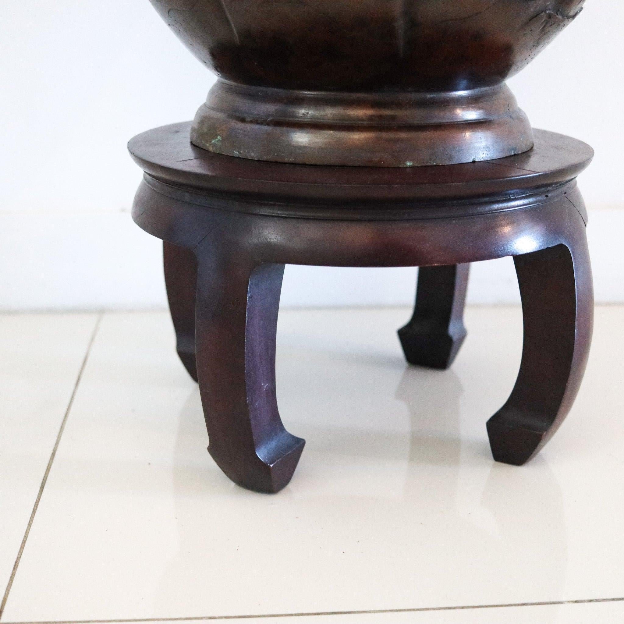 Vase jardinière en bronze de la période Meiji 1900 avec base en bois sculpté Excellent état - En vente à Miami, FL