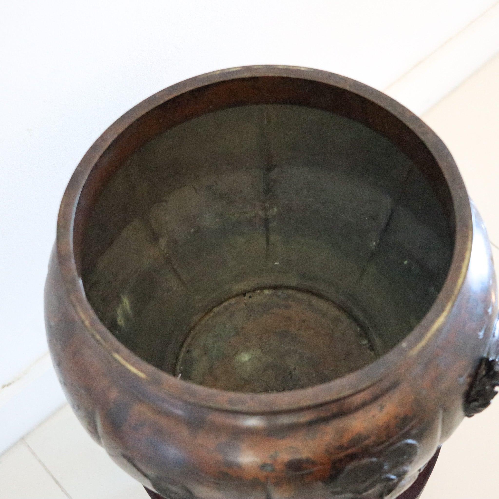 Début du 20ème siècle Vase jardinière en bronze de la période Meiji 1900 avec base en bois sculpté en vente