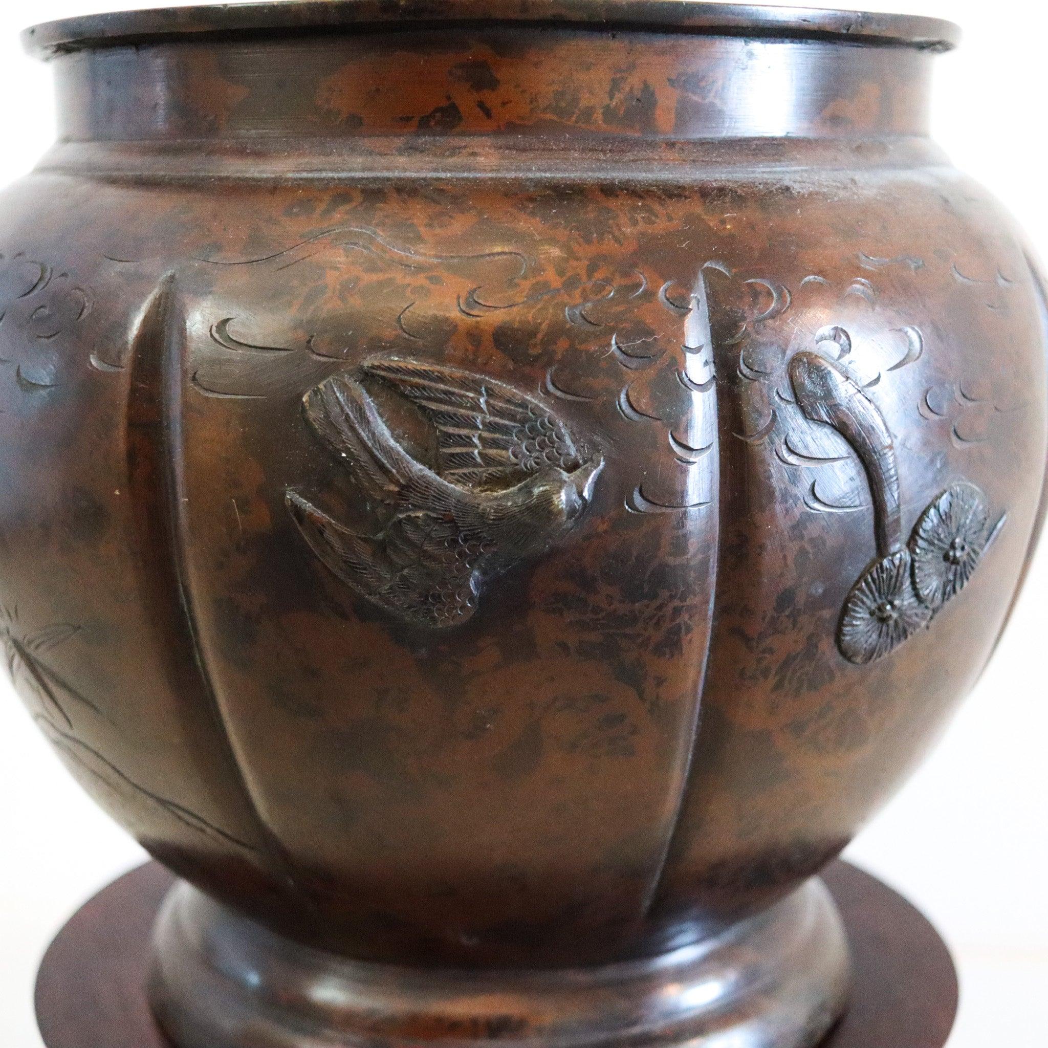 Vase jardinière en bronze de la période Meiji 1900 avec base en bois sculpté en vente 2