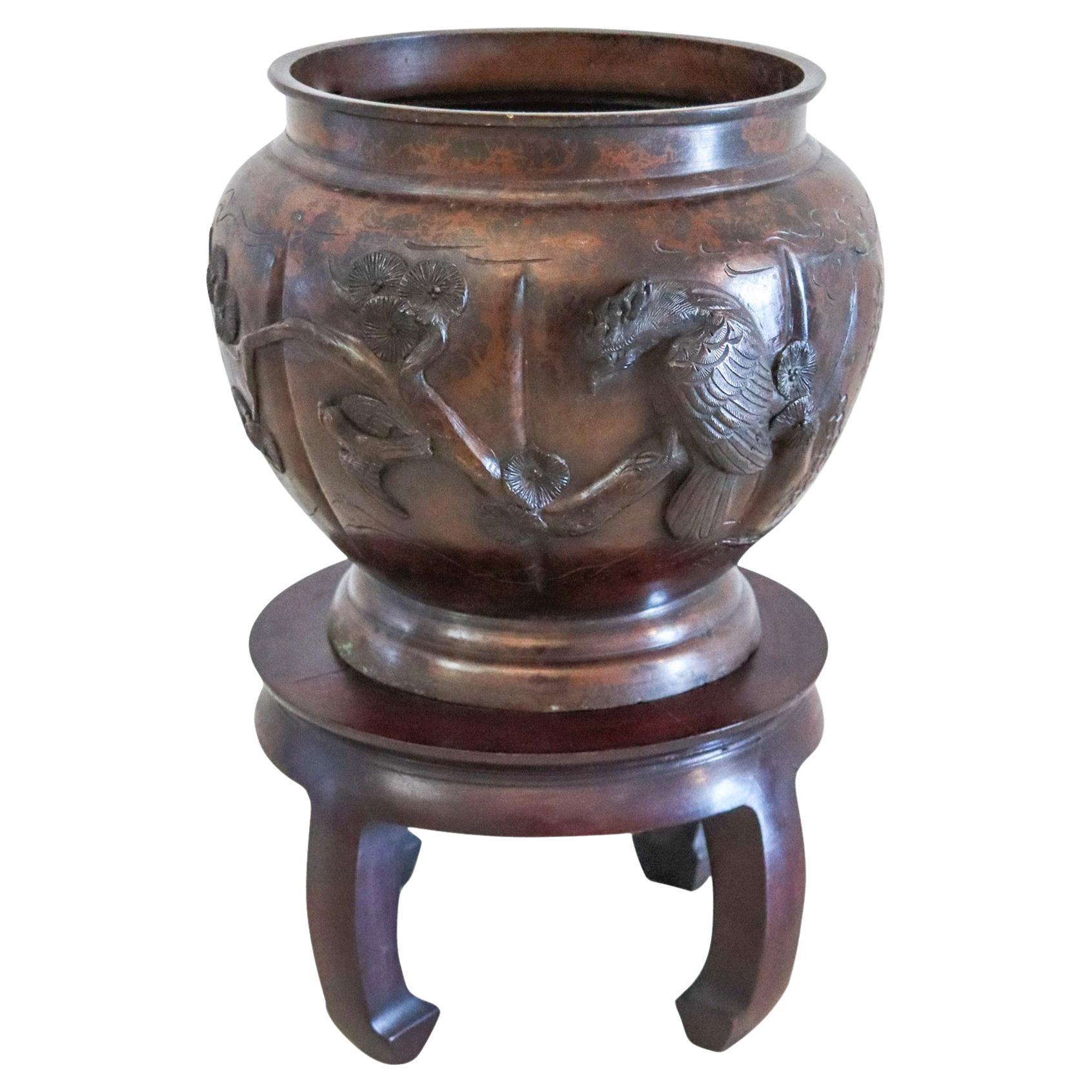 GIAPPONE 1900 Periodo Meiji Vaso in bronzo con base in Wood intagliato