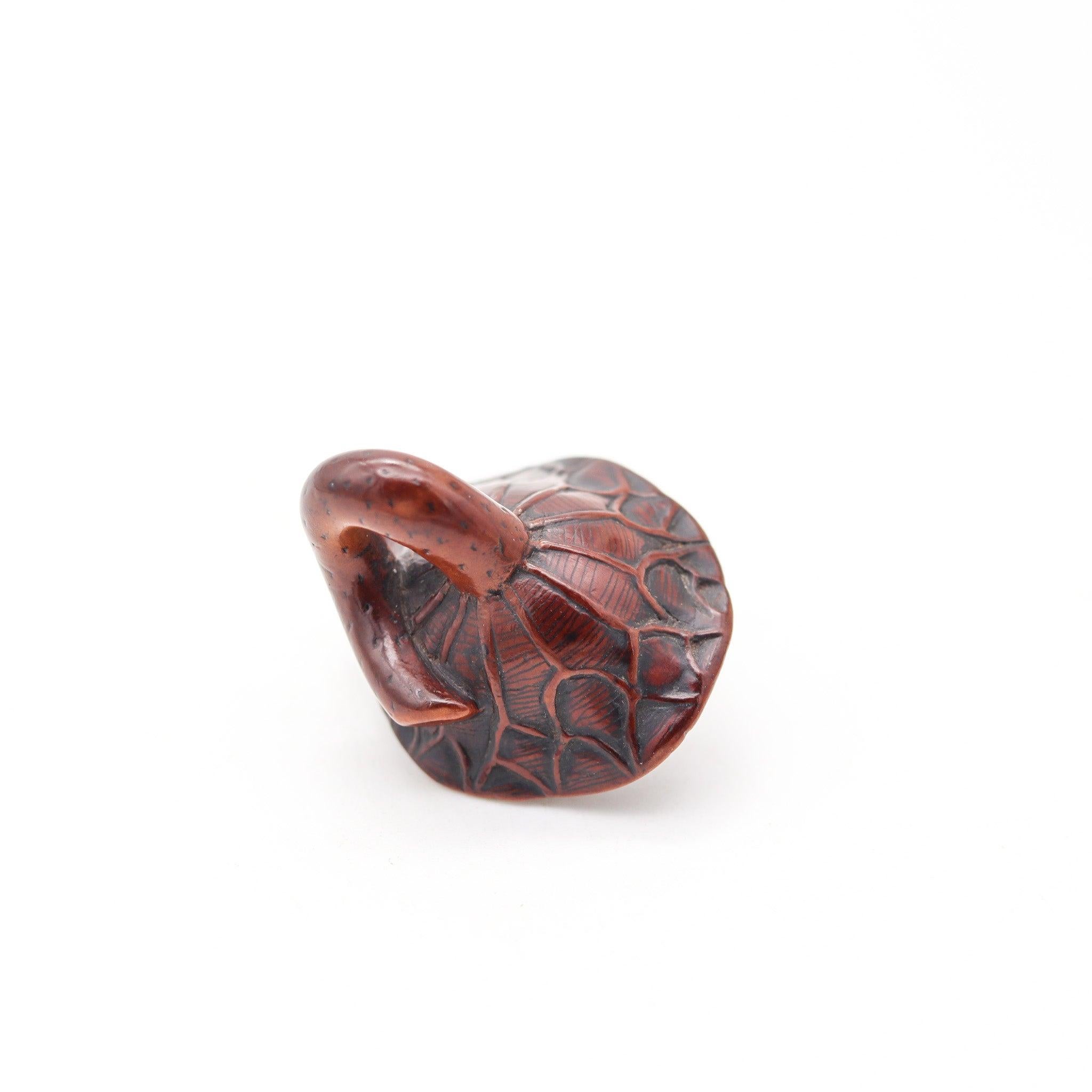 Un netsuke japonais de la période Meiji.

Il s'agit d'un étonnant netsuke créé sous le Japon impérial de la période Meiji, entre 1890 et 1900. Le netsuke a été soigneusement sculpté dans du bois précieux et représente une grenouille se reposant dans