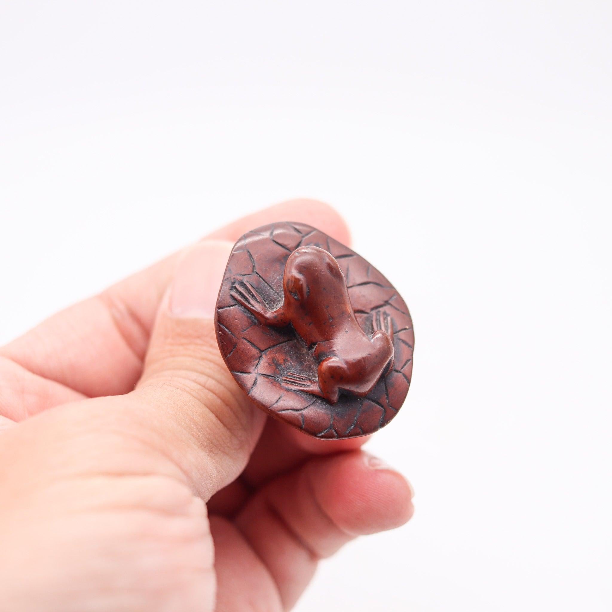 Japonais JAPON 1900 Période Meiji Netsuke en bois sculpté représentant une grenouille se reposant sur un lotus en vente