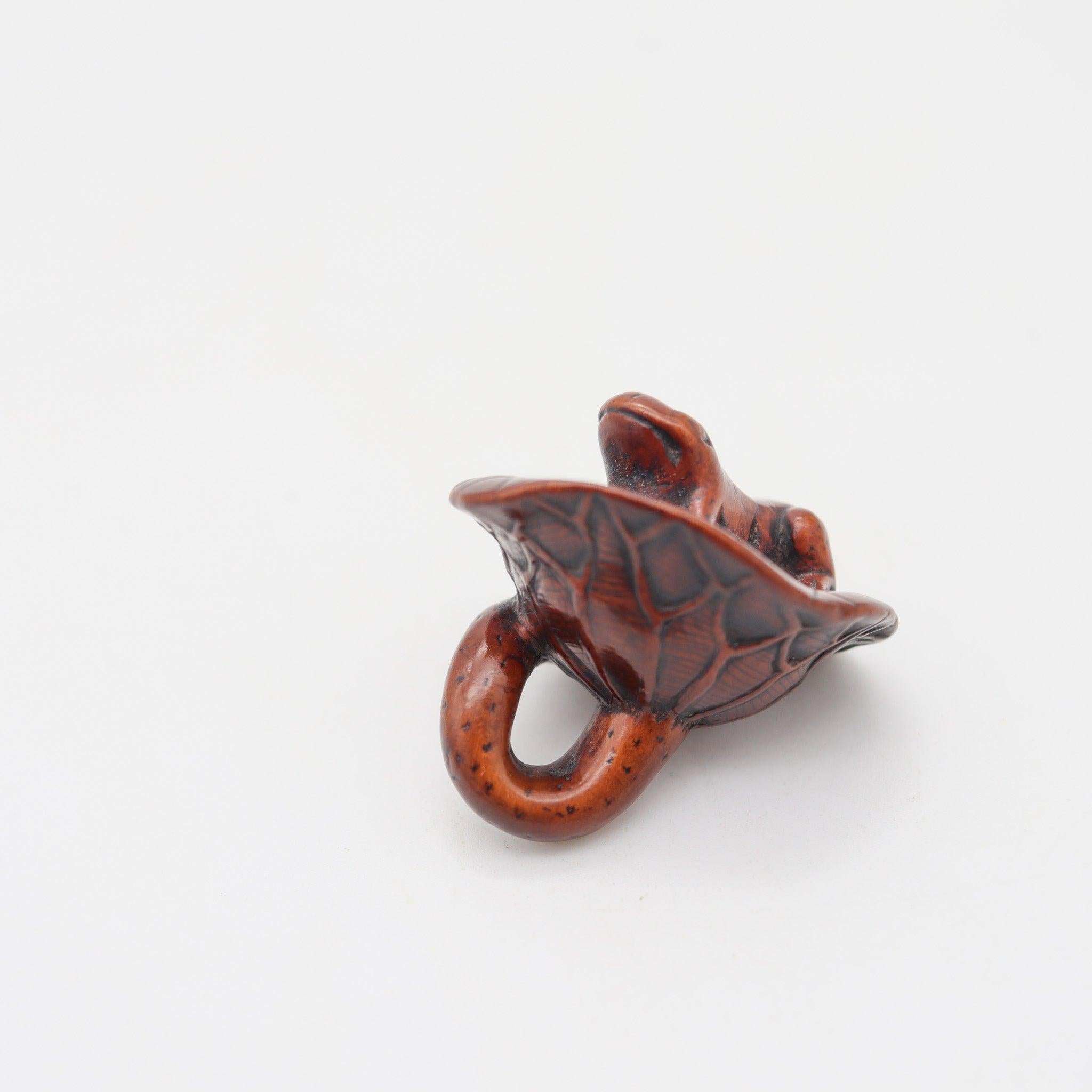 JAPON 1900 Période Meiji Netsuke en bois sculpté représentant une grenouille se reposant sur un lotus Excellent état - En vente à Miami, FL