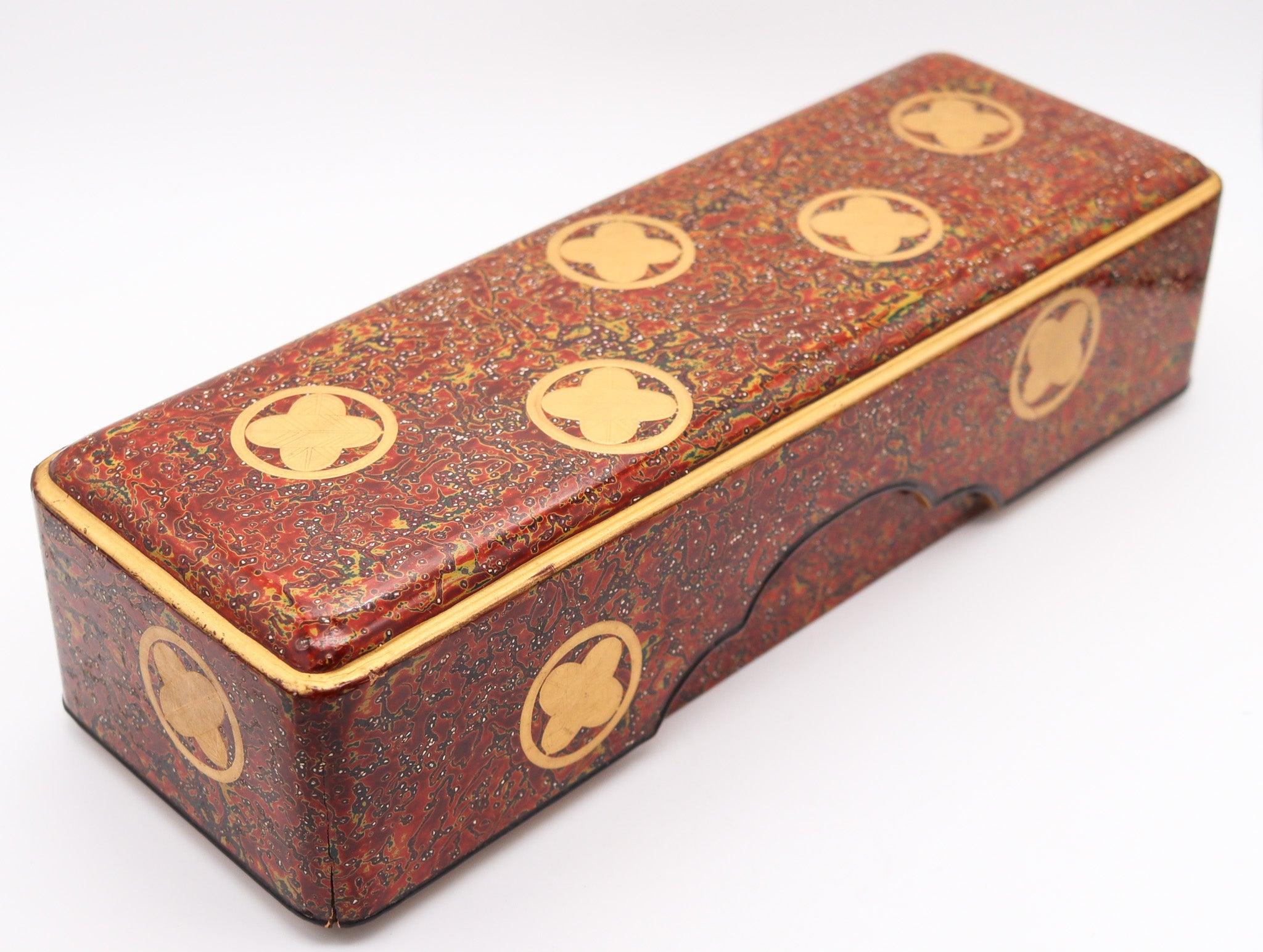 Buzón Fubako del periodo japonés Meiji (1868-1912).

Precioso buzón decorativo Fubako de la época imperial japonesa Meiji, hacia 1900. Esta caja ha sido meticulosamente elaborada en madera con adornos lacados y dorados. Creada en forma rectangular