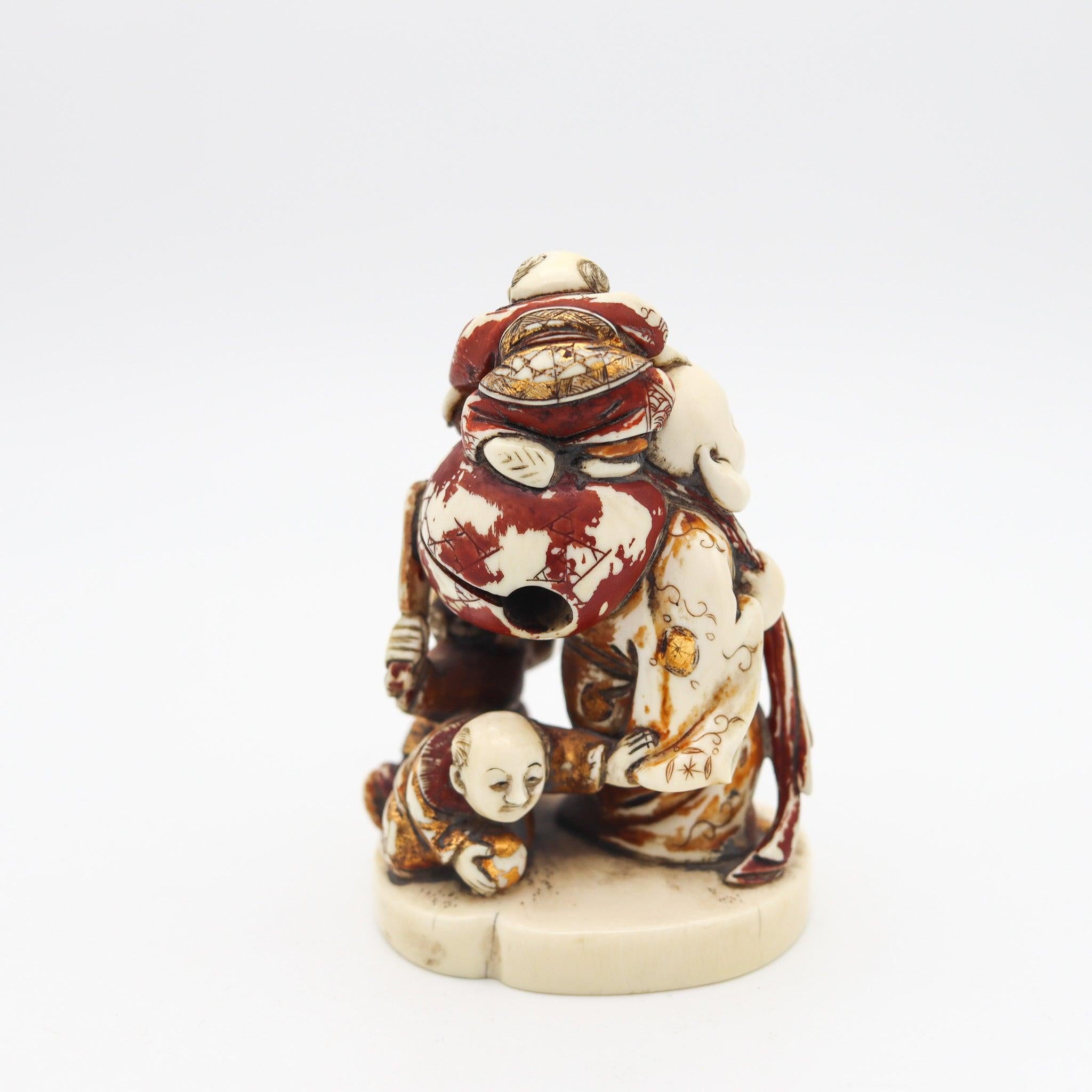 JAPAN 1900 Meiji Signed Okimono Sculpture of Fukurokuju In Polychrome & Gilt Excellent état - En vente à Miami, FL