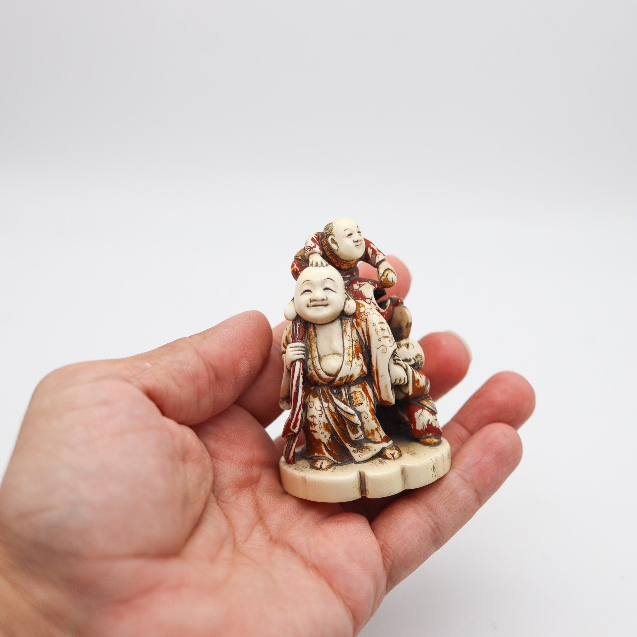 JAPAN 1900 Meiji Signed Okimono Sculpture of Fukurokuju In Polychrome & Gilt en vente 2