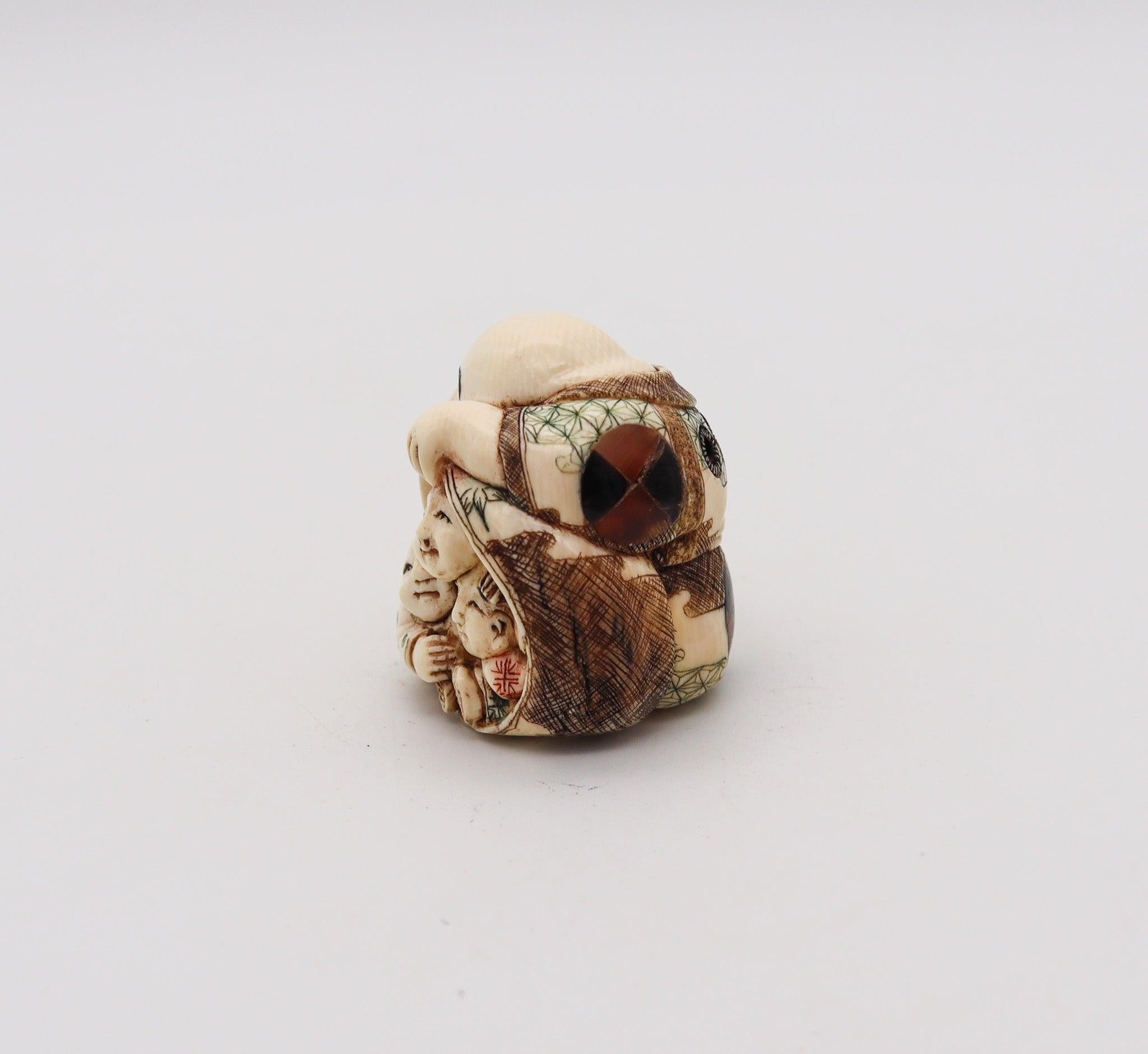 Netsuke japonés del periodo Meiji de Hotei.

Se trata de un netsuke de gran belleza, creado durante el Japón imperial del periodo Meiji, allá por 1910. El netsuke ha sido cuidadosamente tallado en marfil y decorado con tinta negra y policromado con