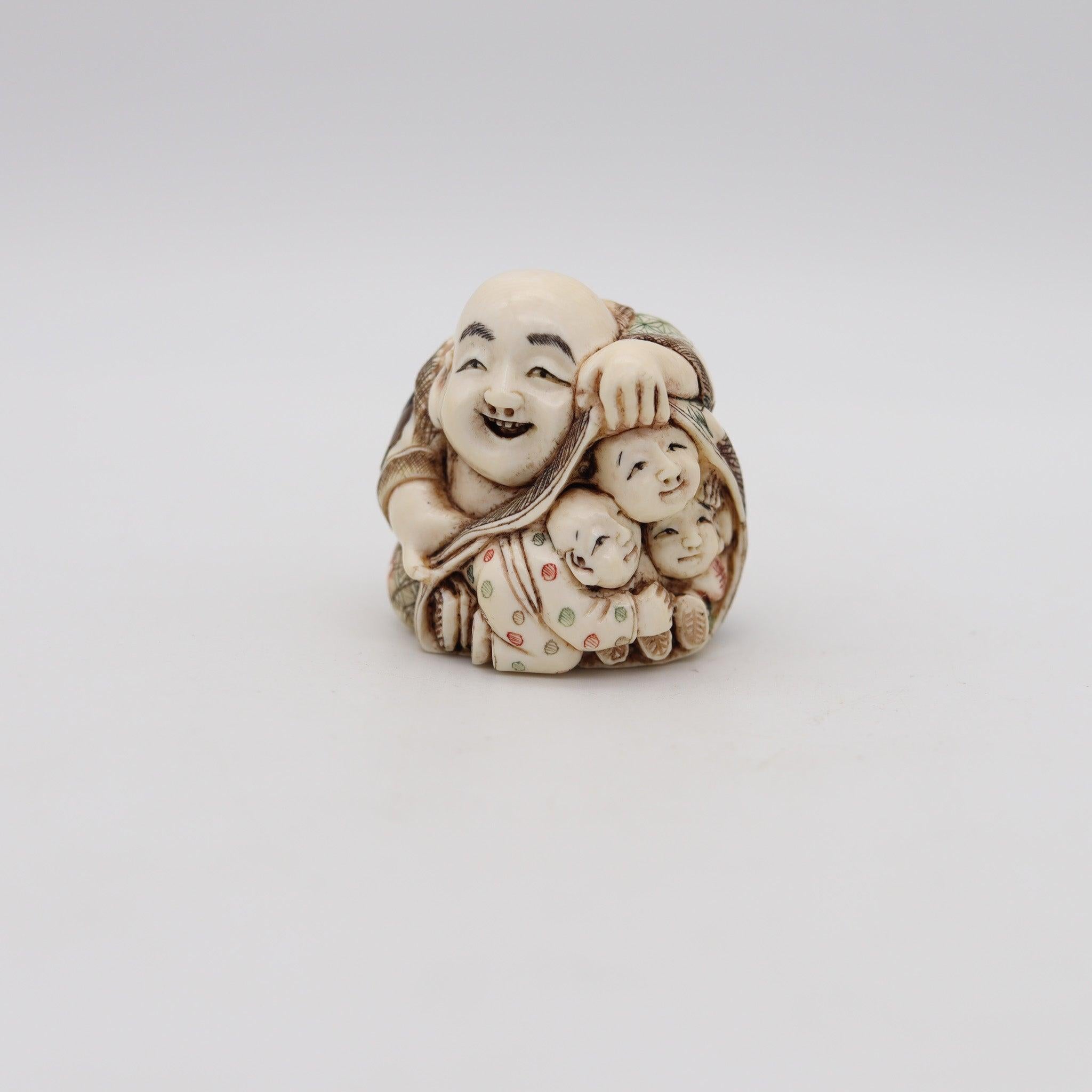 JAPÓN 1910 Meiji Netsuke policromado de Hotei tallado en marfil Marfil