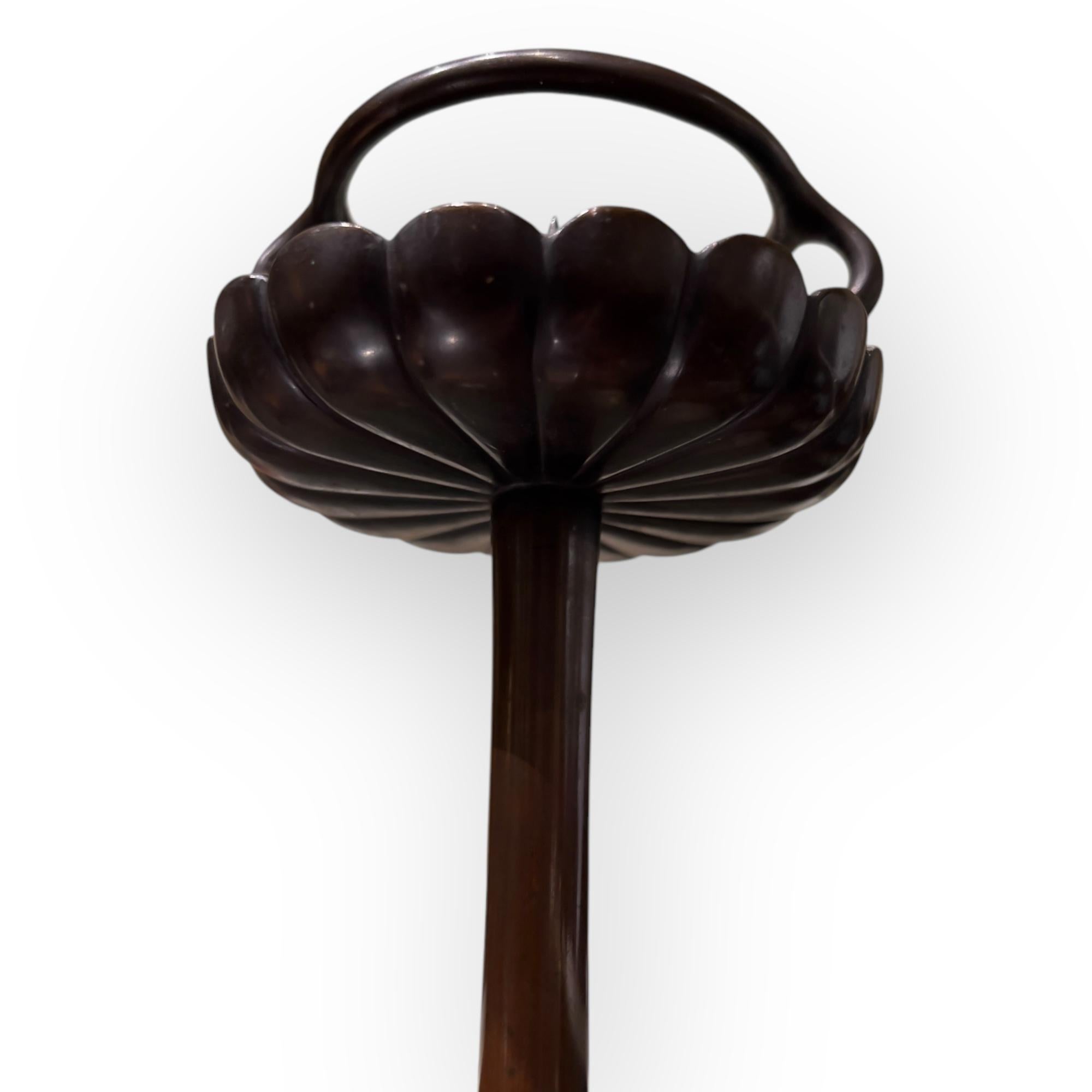 Japan, 19th pair of Japanese bronze Chrysanthemum Shokudai candle holders In Good Condition In PARIS, FR
