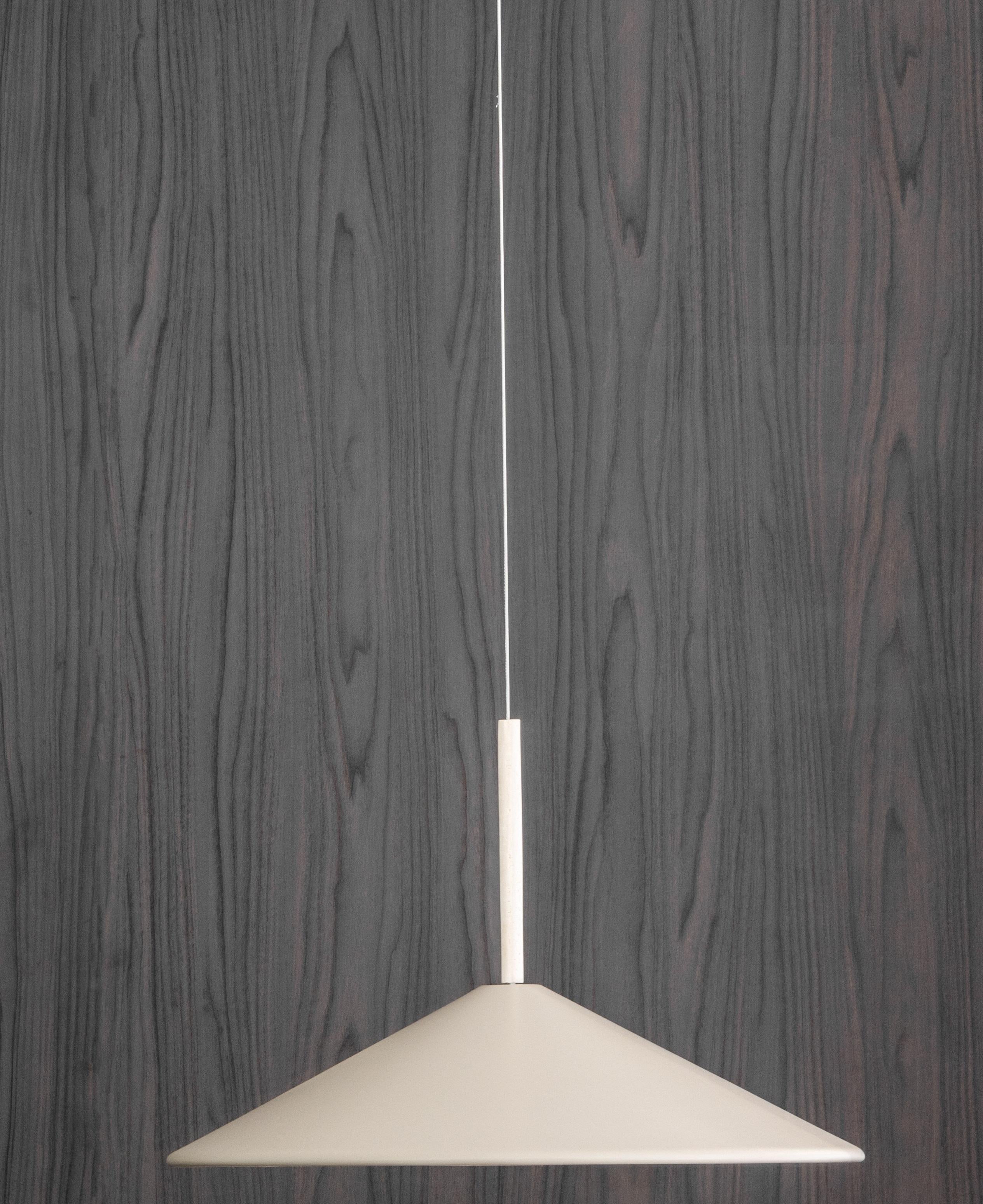 Lampada a sospensione Japan 75 di WJ Luminaire
Dimensioni: Ø 75 x H. 500 cm. 
Materiali: Alluminio e travertino romano.

Disponibile in diverse opzioni di colore dell'alluminio. Disponibile in due diverse dimensioni. La lunghezza del filo è di 500