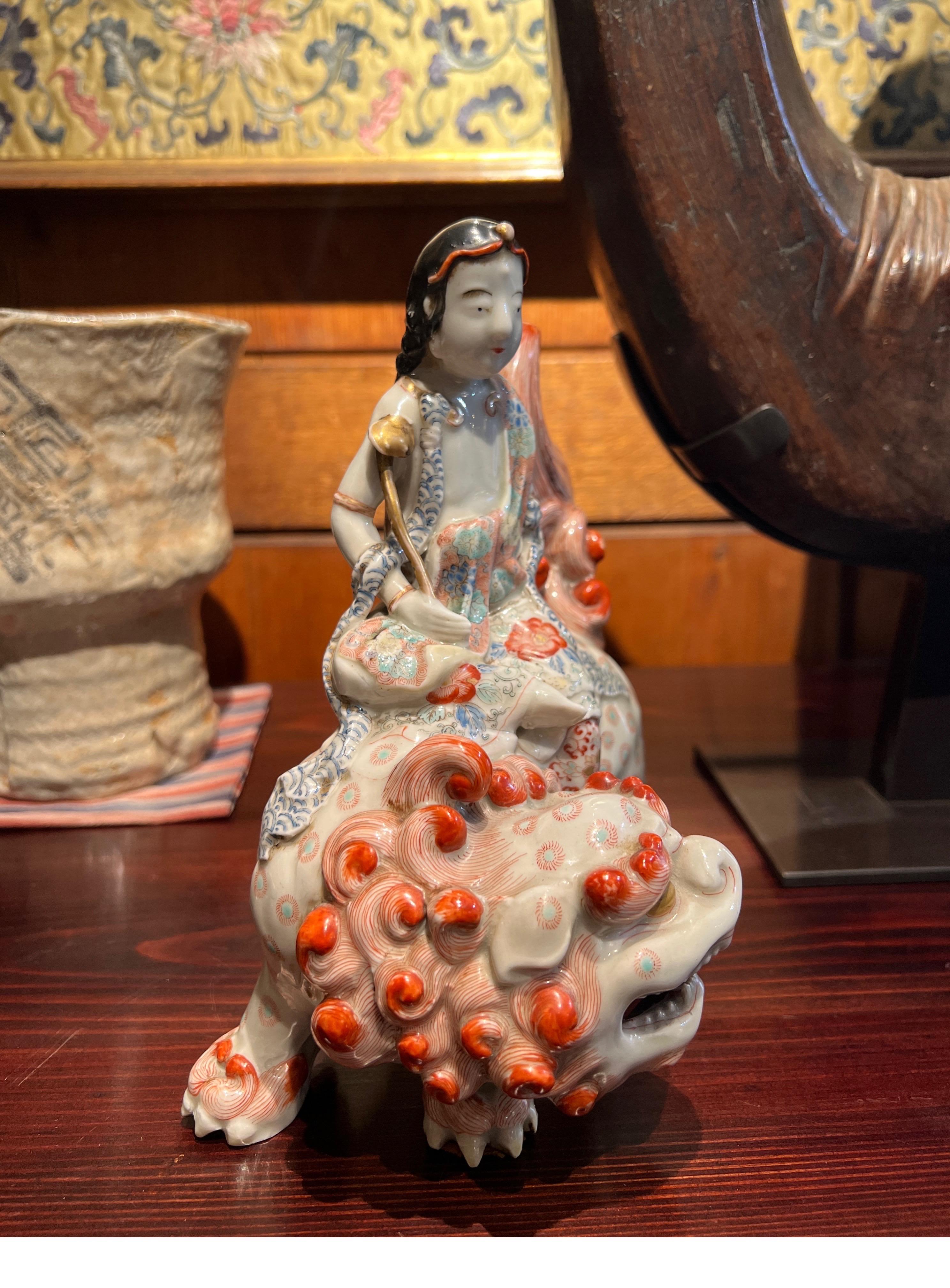 Japan, A rare Japanese Kutani figure of Kannon on a Foo Lion, Meiji Period, 19th In Excellent Condition For Sale In PARIS, FR
