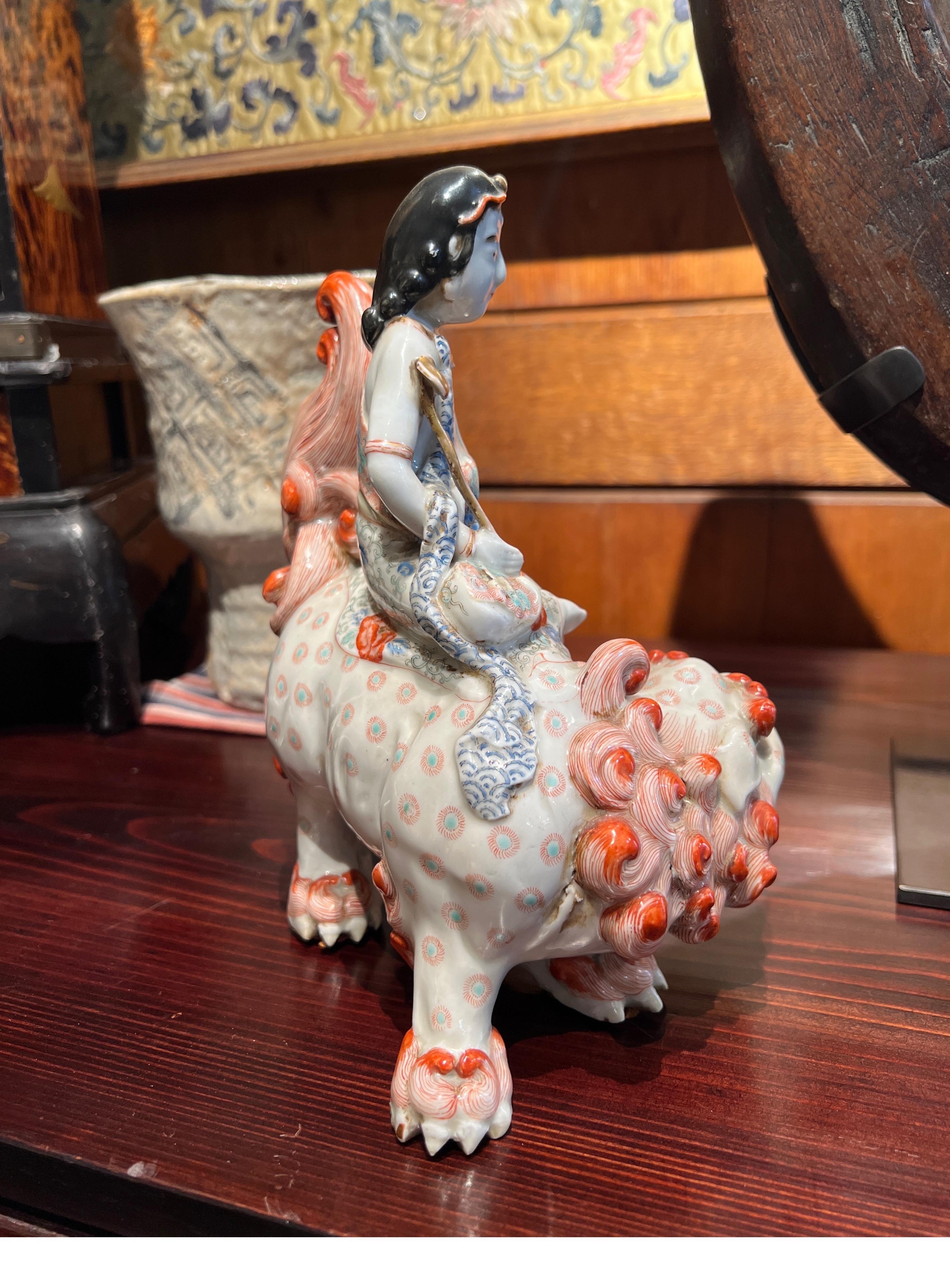 Japan, Eine seltene japanische Kutani-Figur eines Kannon auf einem Foo-Löwen, Meiji-Periode, 19. Jahrhundert im Zustand „Hervorragend“ im Angebot in PARIS, FR