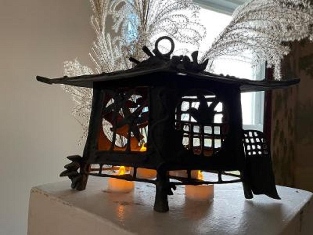 Japonais Lanterne en bronze ancien du Japon, oiseaux et libellules, jolis détails en vente