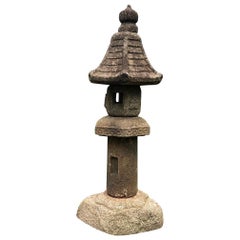 Lanterne ancienne en pierre de granit du Japon:: période Edo:: 19e siècle