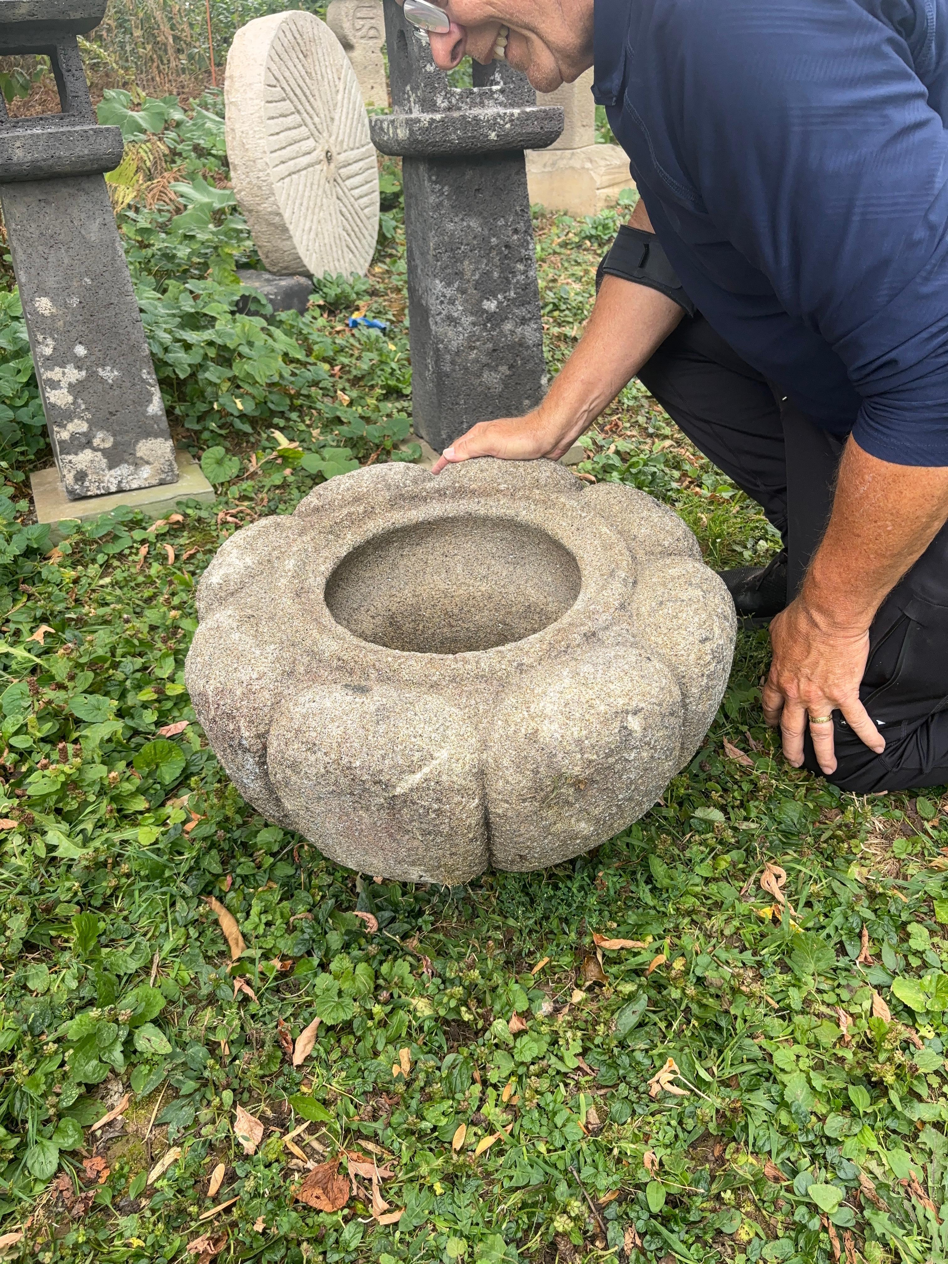 Japon, une antique et visuellement attrayante jardinière ou bassin d'eau en pierre classique en forme de chrysanthème -kiko-, sculptée à la main dans du granit massif.

Magnifique motif de feuilles de chrysanthème. 

Que vous installiez des fleurs,
