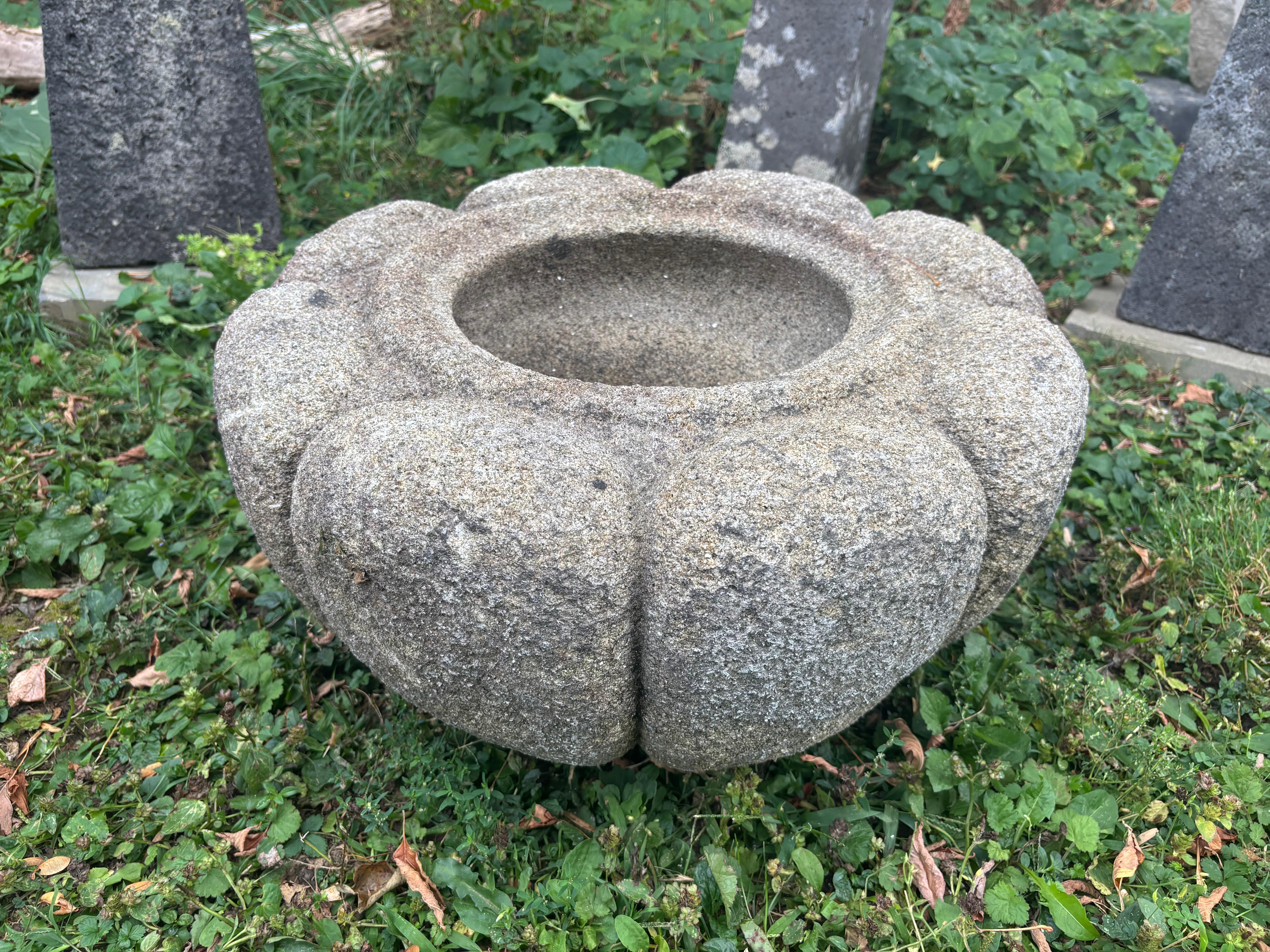 Taisho Japon Ancien bassin d'eau ou de plantes en pierre sculpté à la main avec des pétales de chrysanthème en vente