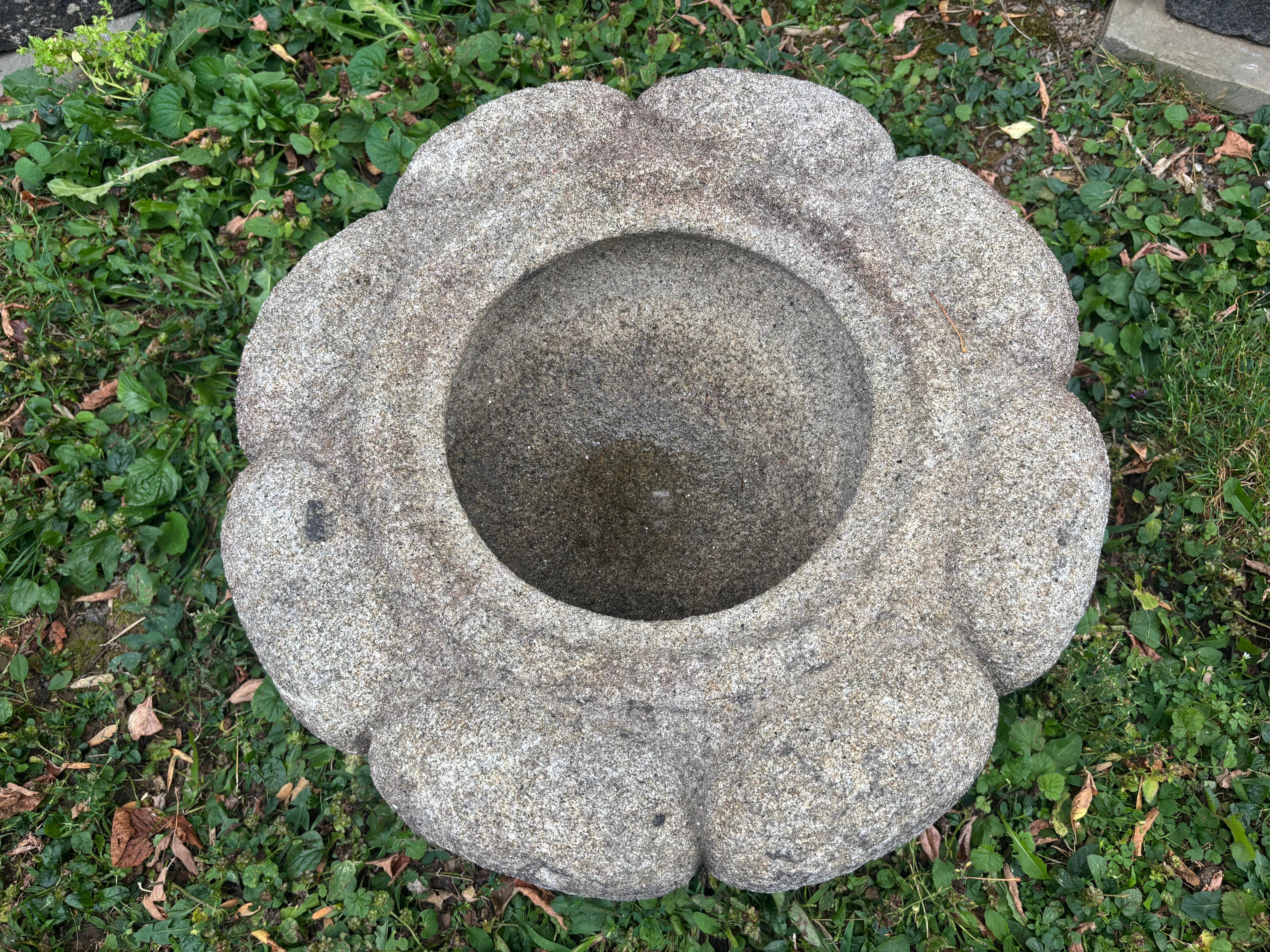 Sculpté à la main Japon Ancien bassin d'eau ou de plantes en pierre sculpté à la main avec des pétales de chrysanthème en vente