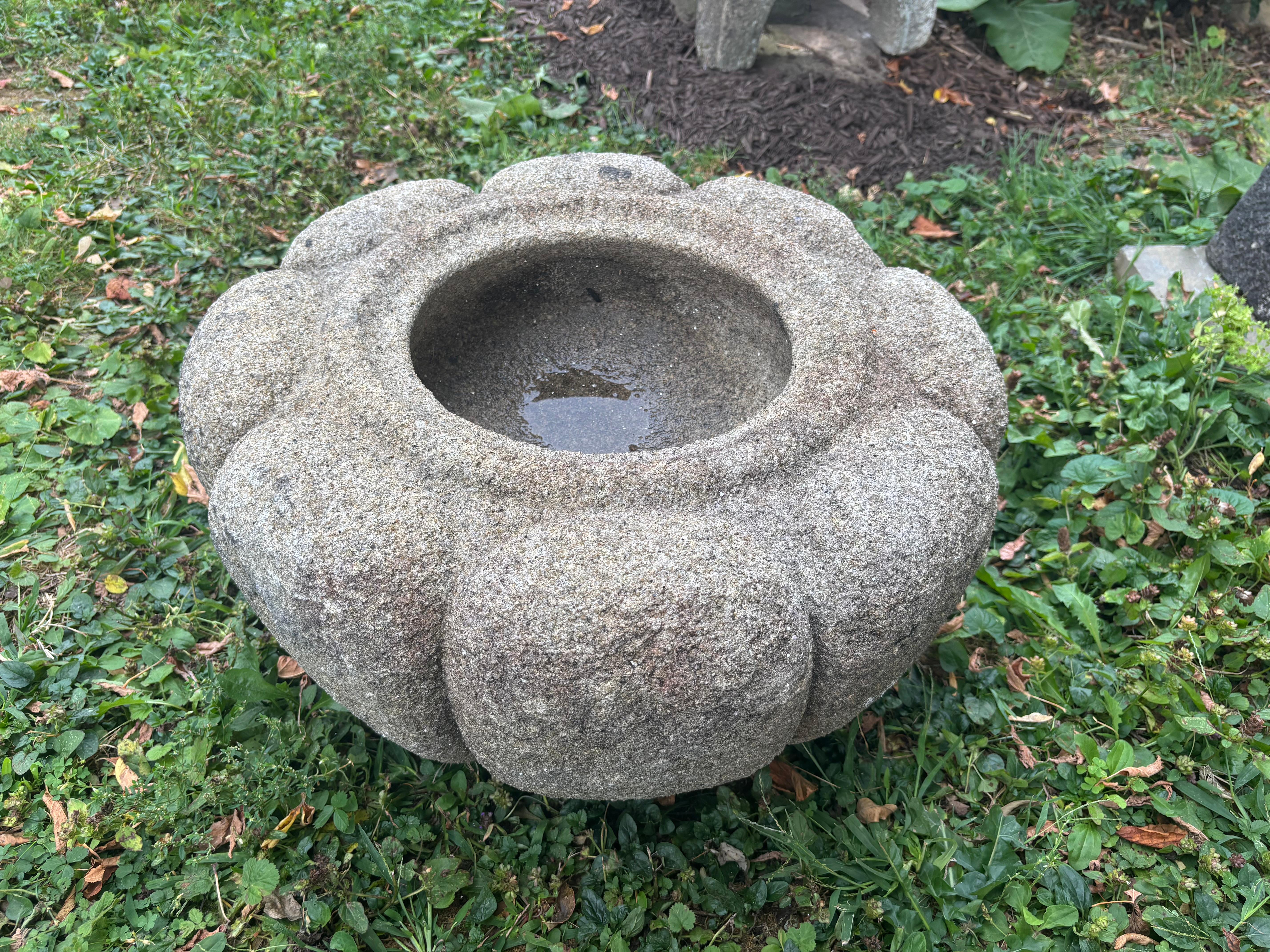 Japon Ancien bassin d'eau ou de plantes en pierre sculpté à la main avec des pétales de chrysanthème Bon état - En vente à South Burlington, VT